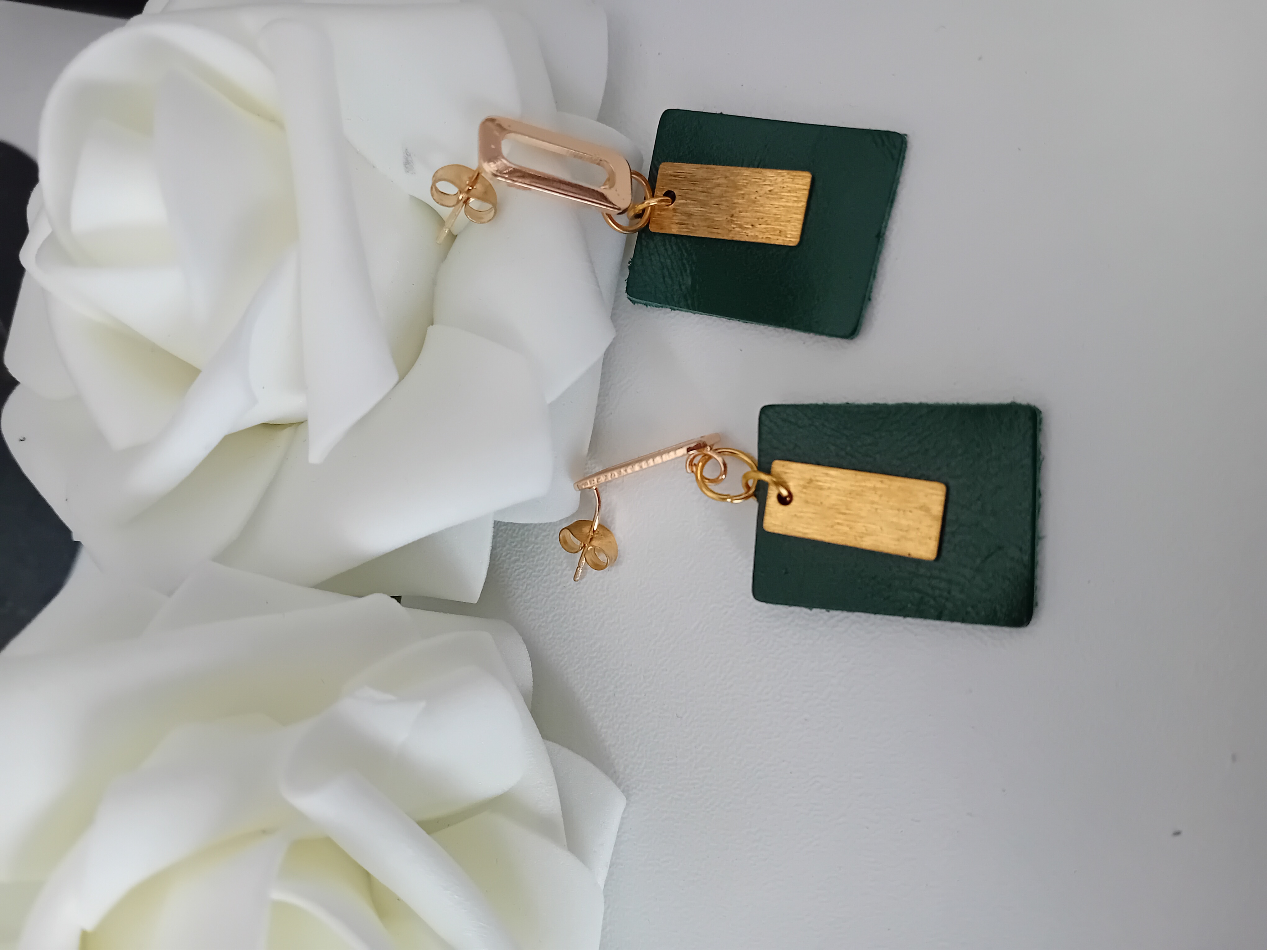 Boucles d'oreilles rectangles en cuir vert foncé et métal doré