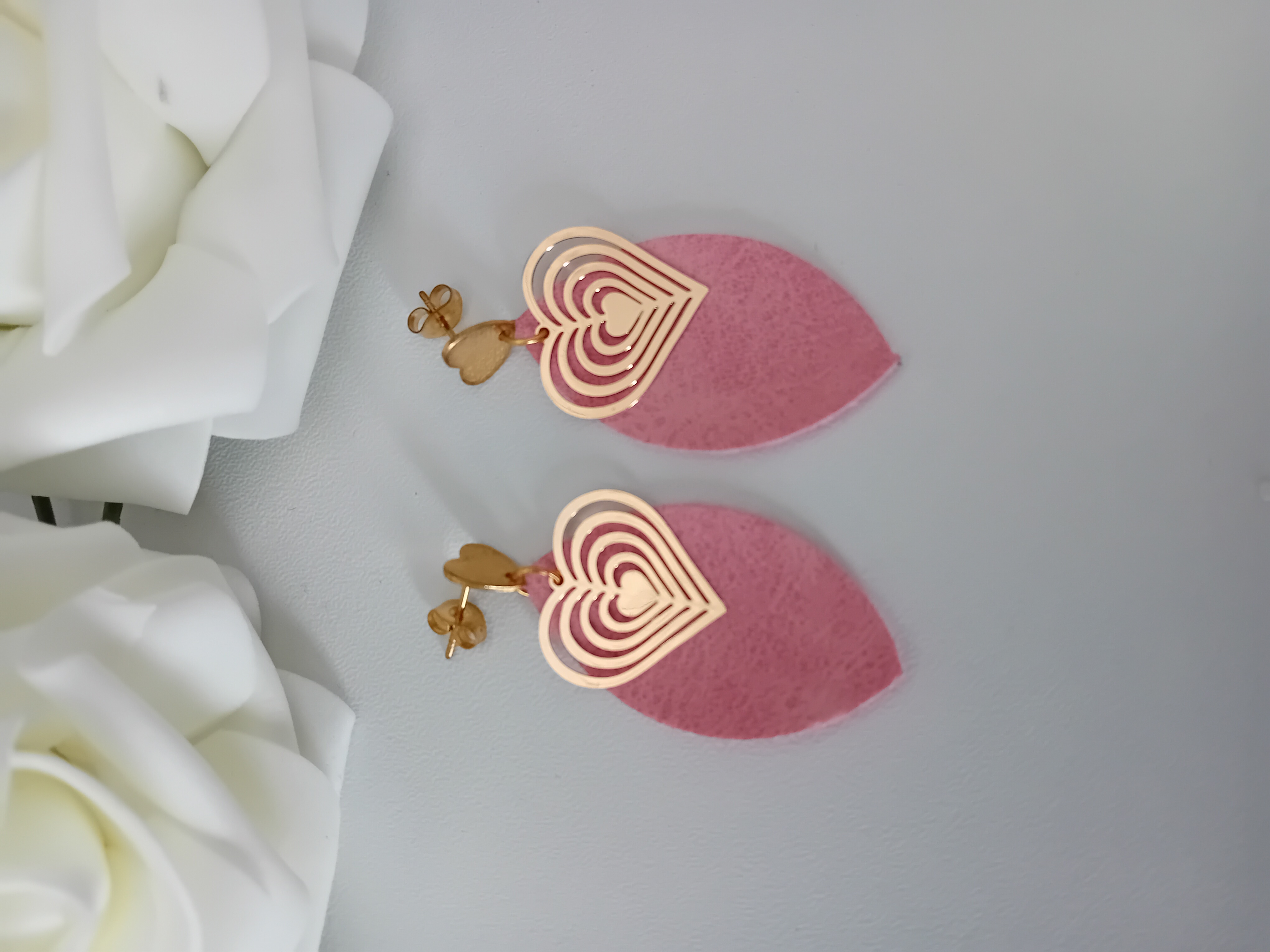 Boucles d'oreilles cœur doré et feuille en cuir rose