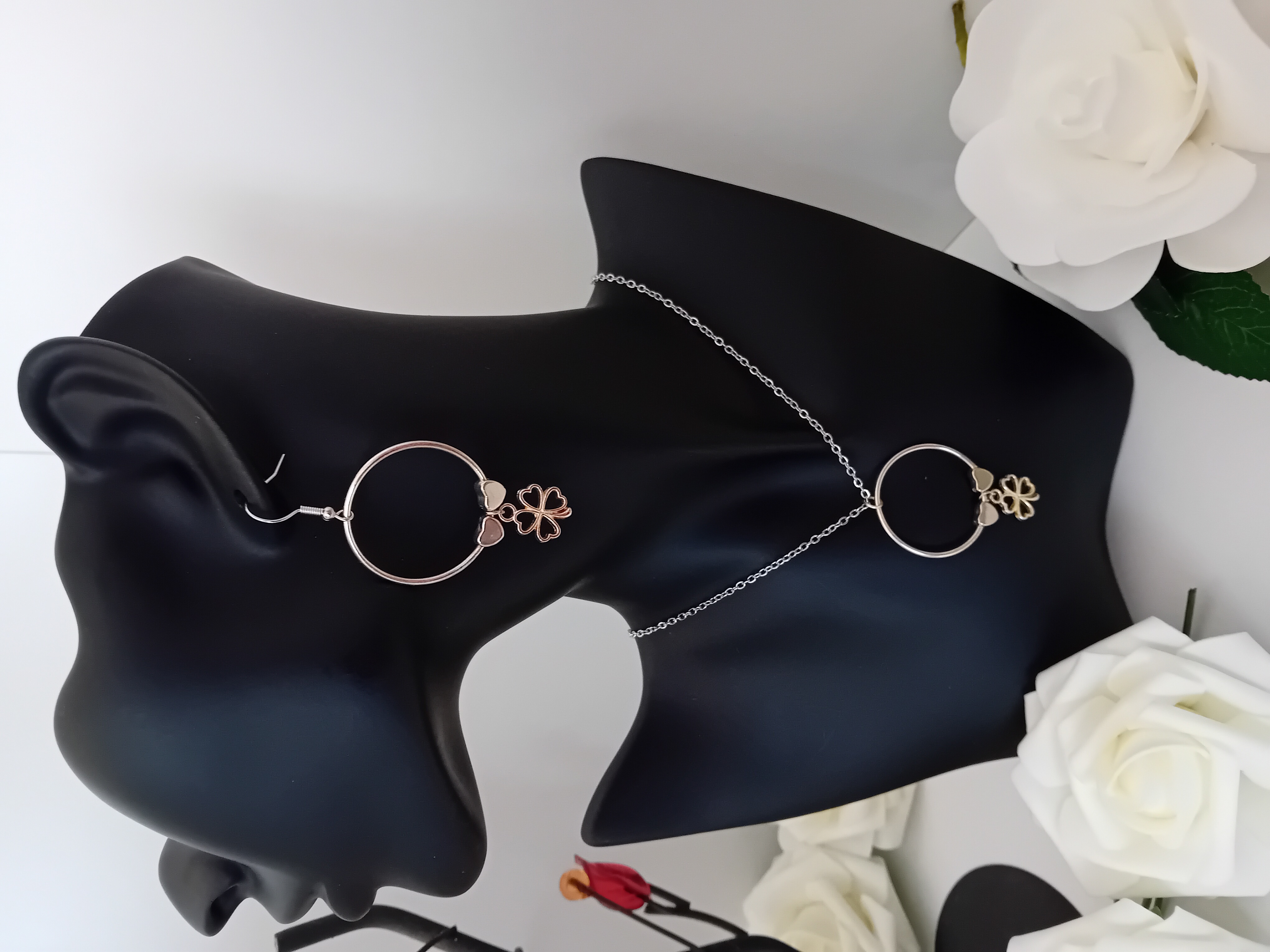 Ensemble boucle d'oreille et collier : fleur en trèfle suspendue à son anneau