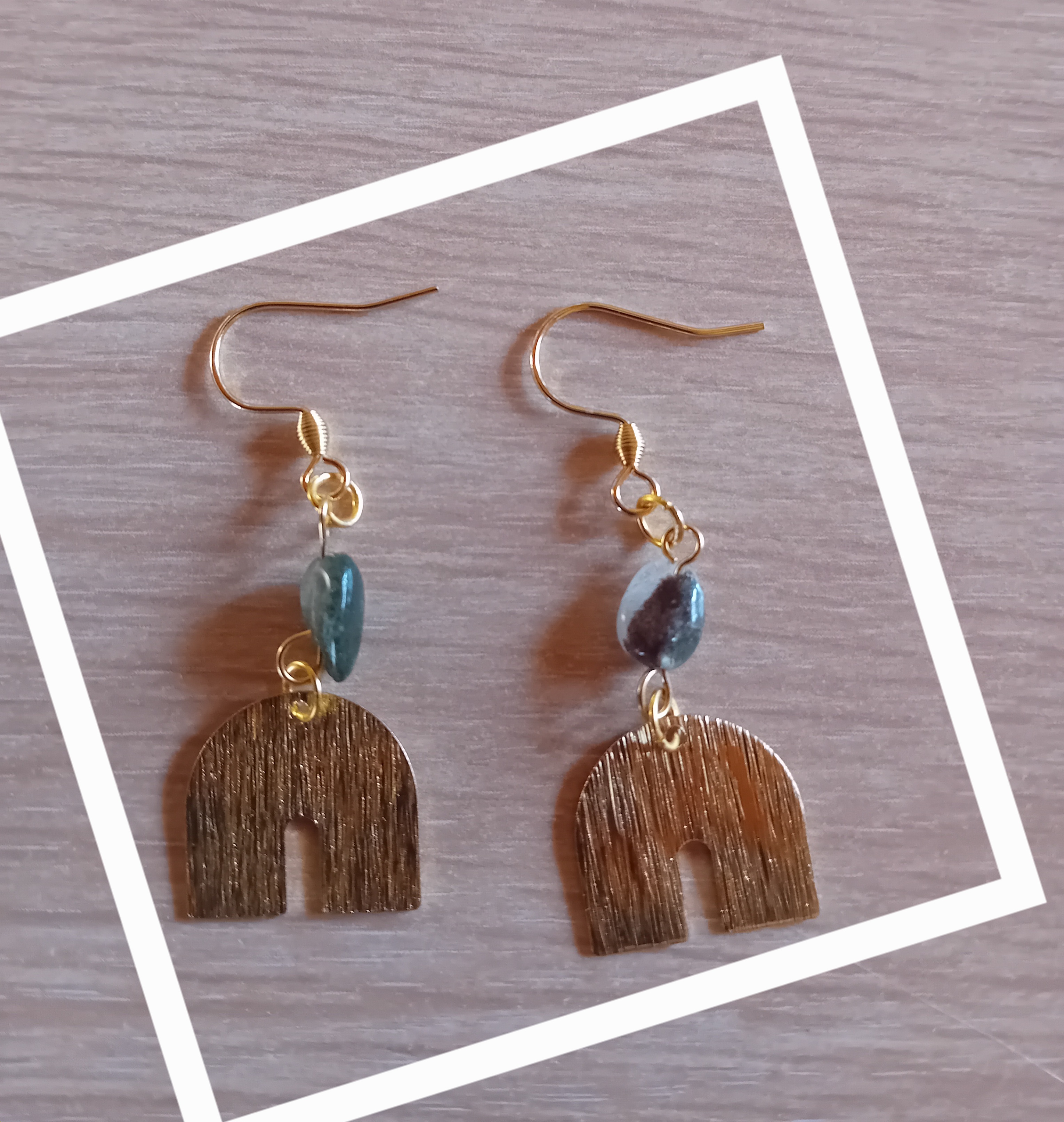 Boucles d'oreilles artisanales avec un pont plaqué or 24k et une perle grise