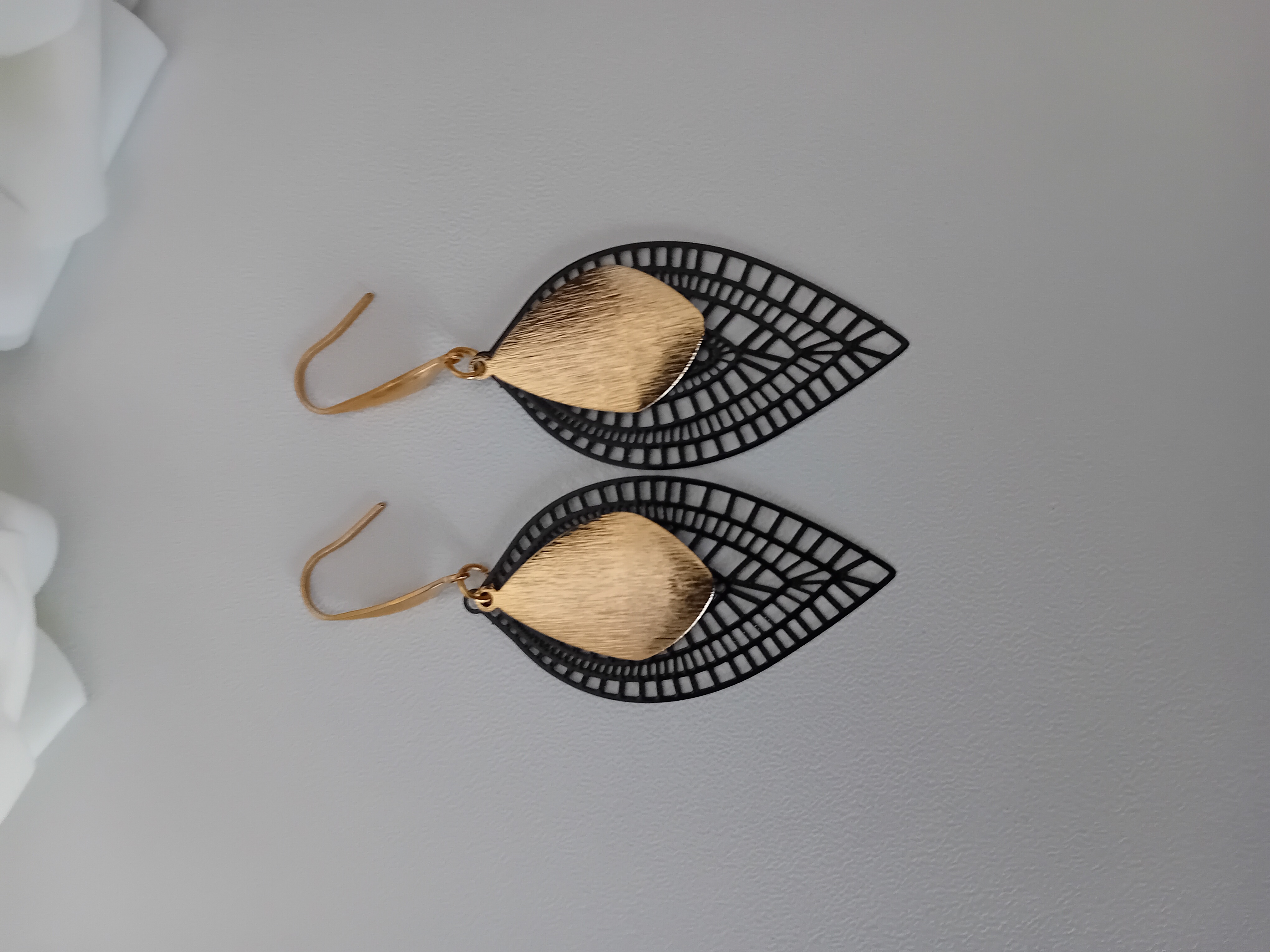 Ensemble : collier et boucles d’oreilles noirs et dorés tout en élégance et raffinement