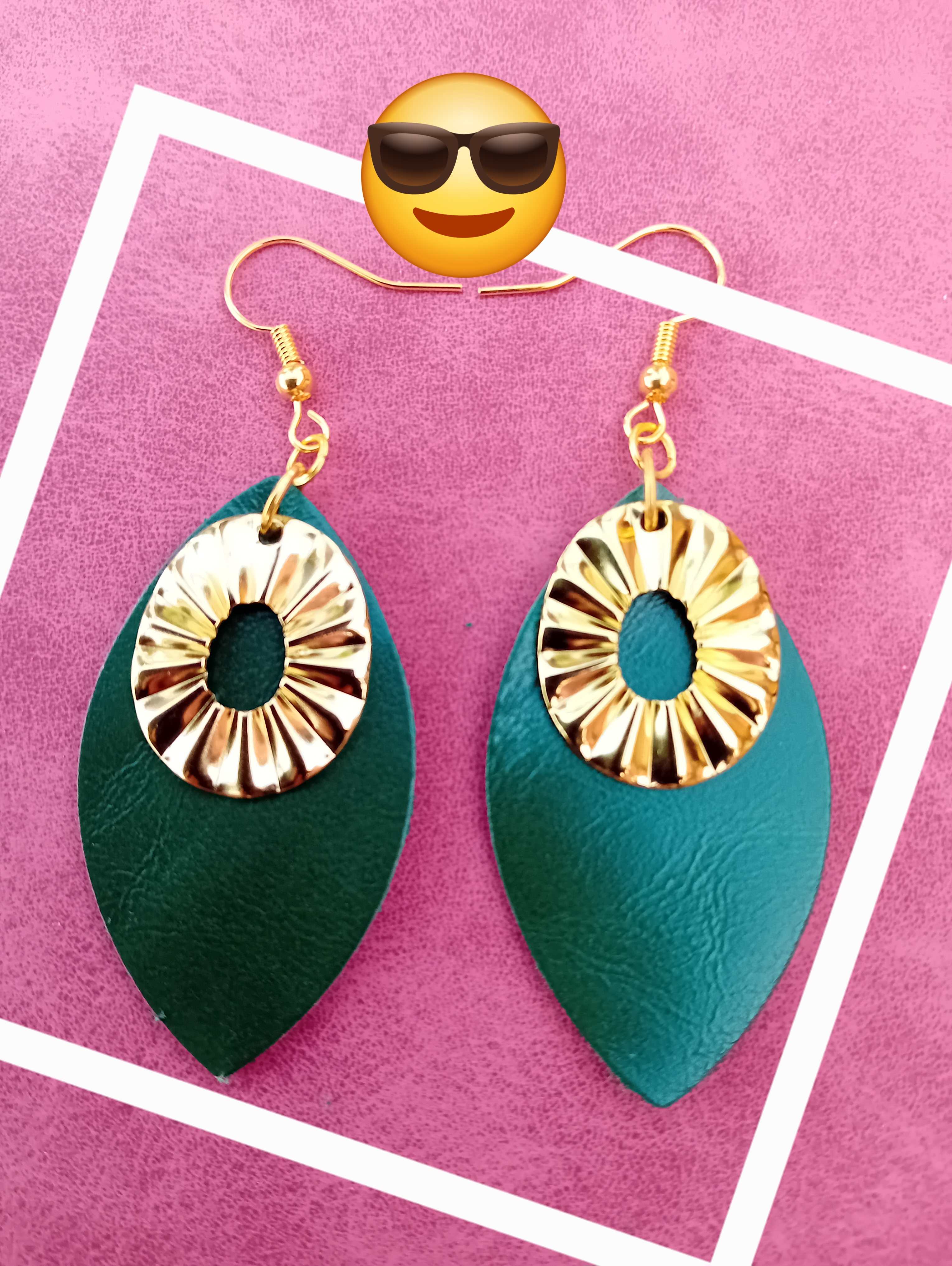Boucles d'oreilles larme en cuir vert et son anneau martelé doré