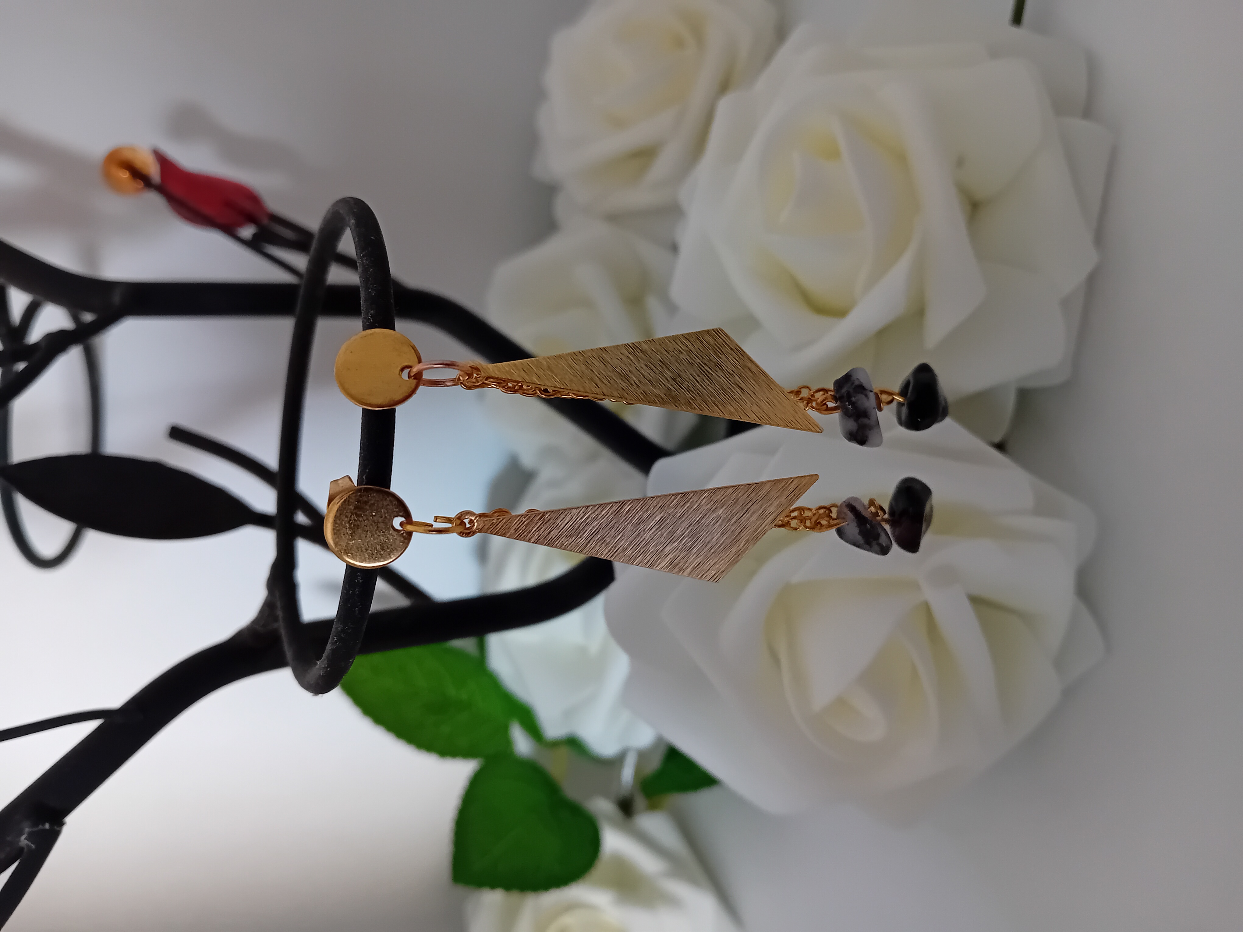 Boucles d’oreilles pendantes dorées avec détails géométriques et perles naturelles noires