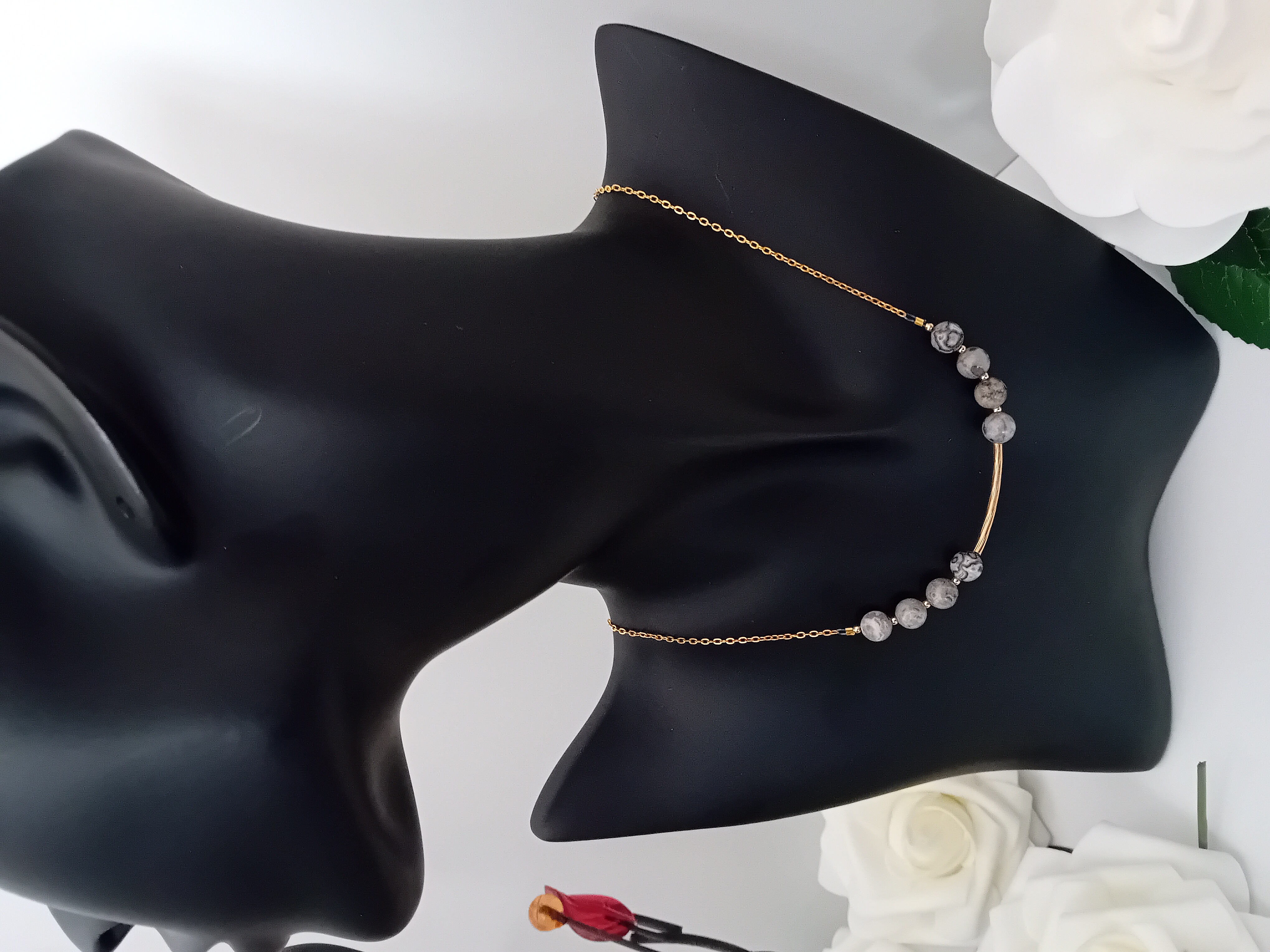 Collier élégant en perles grises PICASSO et sa plaque centrale en or. Bijou raffiné