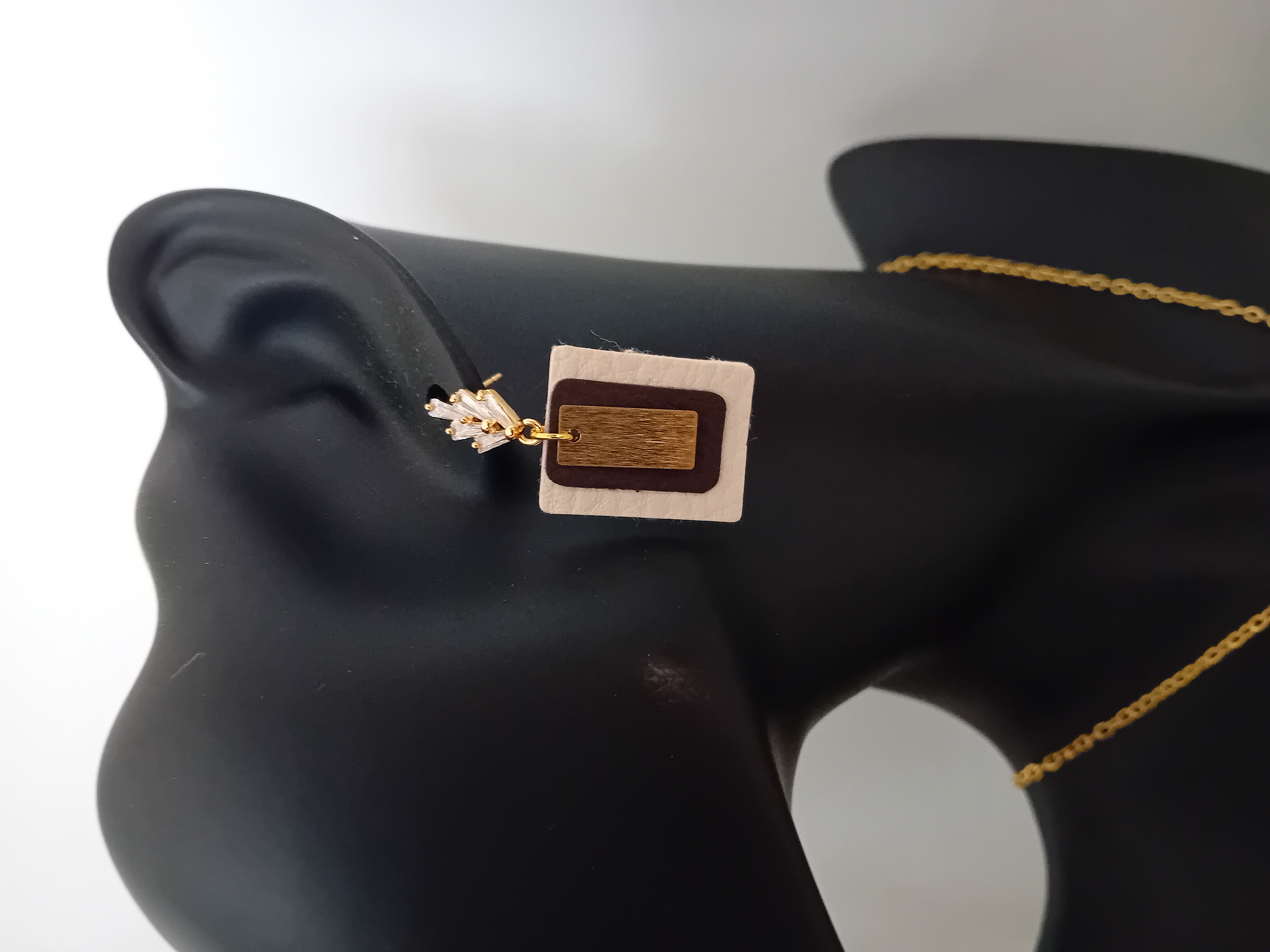 Boucles d'oreilles rectangulaires en cuir blanc et marron et une plaque dorée