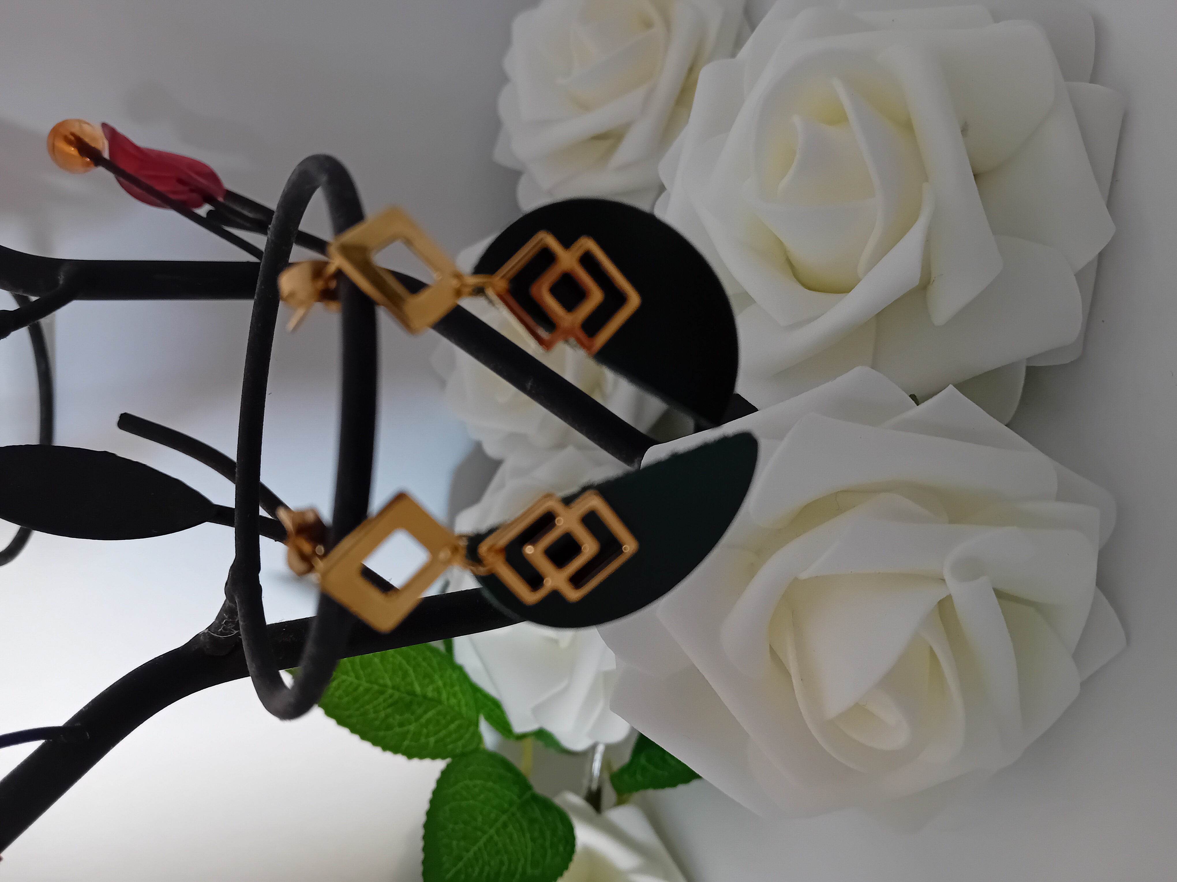 Boucles d'oreilles géométriques. tout en élégance moderne avec une touche doré et du CUIR vert