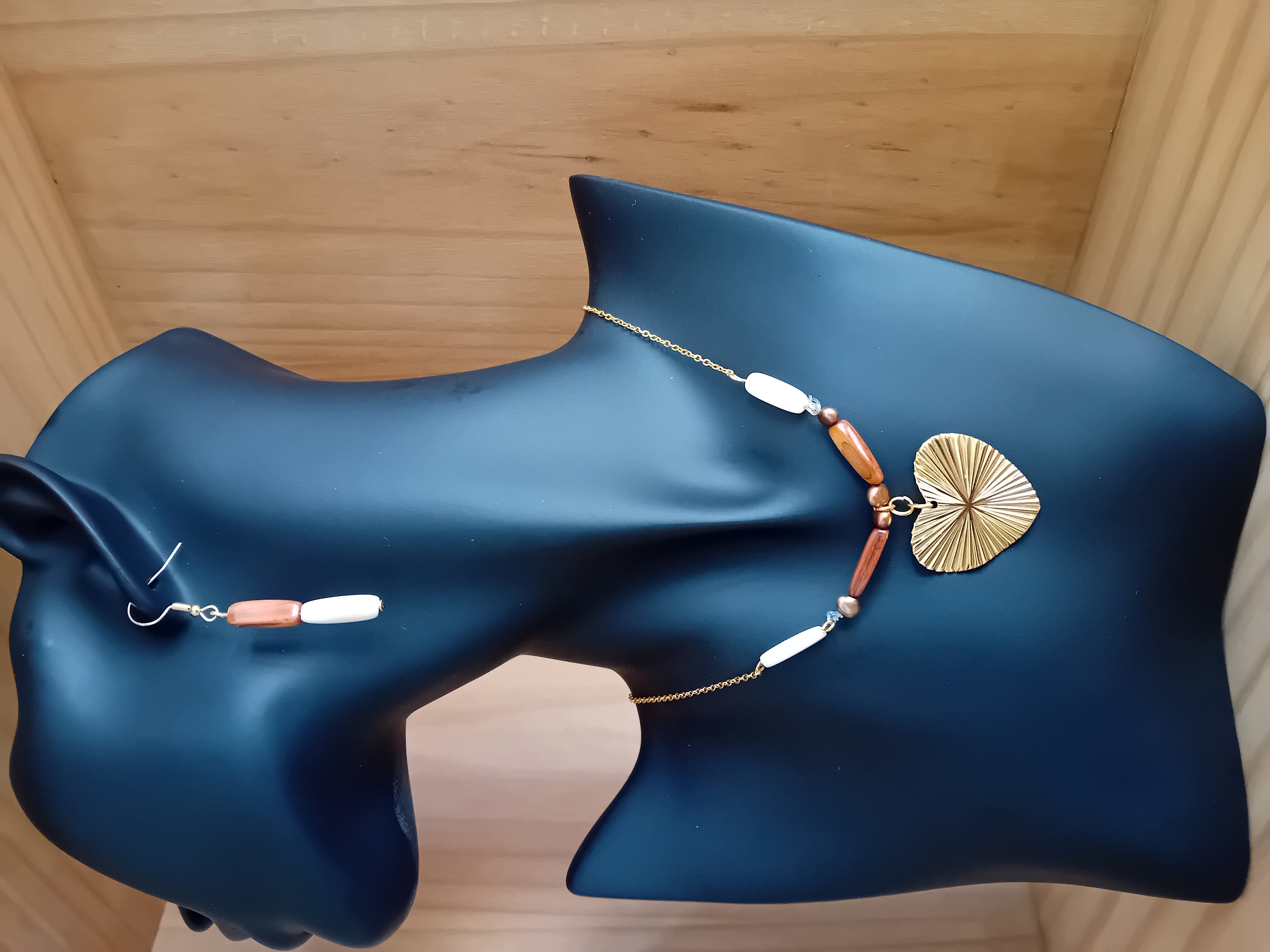 Collier, bracelet et boucle d’oreille artisanaux. Ensemble élégant avec pendentif doré en forme de cœur 