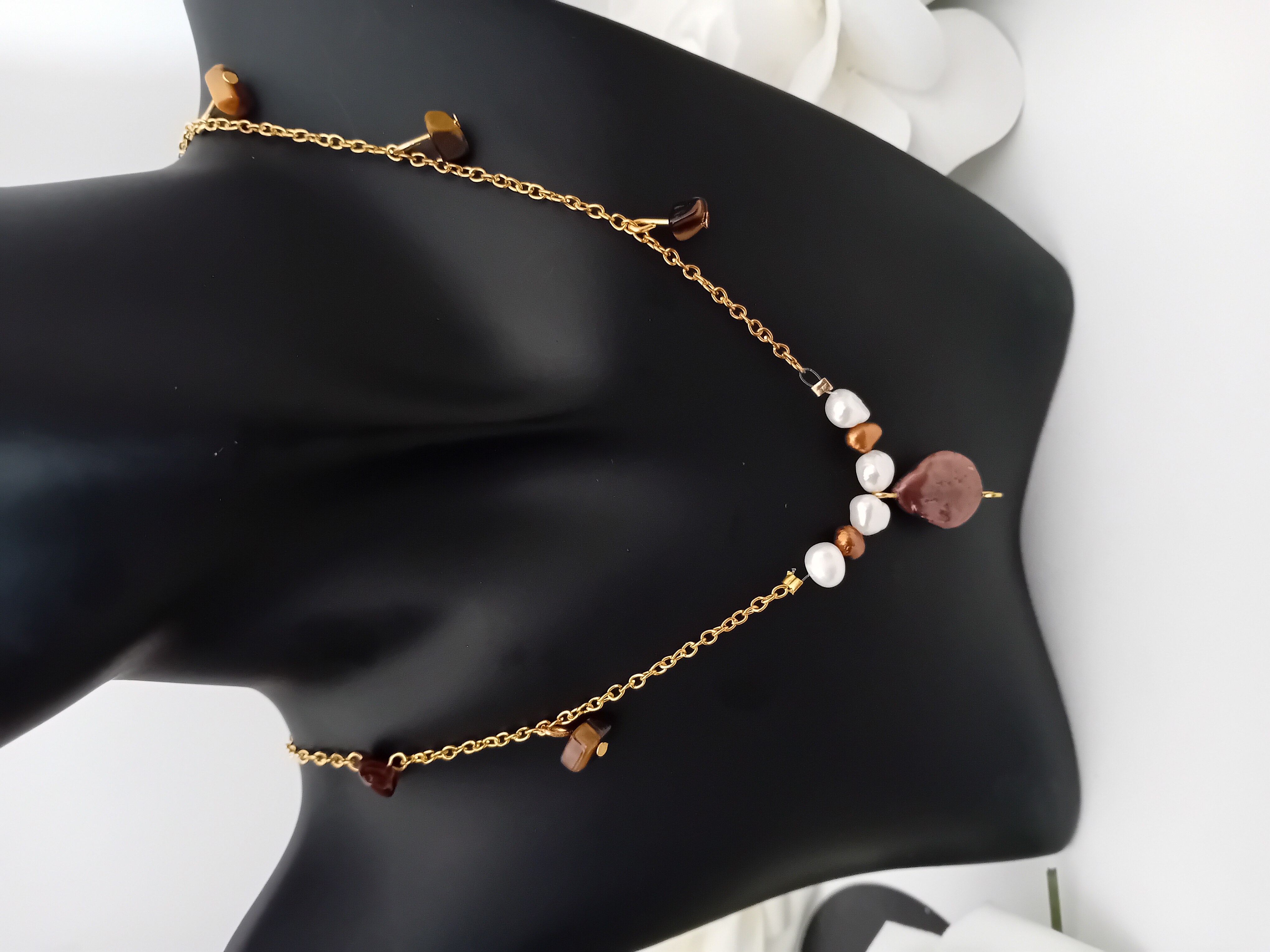 Collier en pierres naturelles et perles nacrées. Bijou mêlant pierres marron œil de tigre et perles blanches