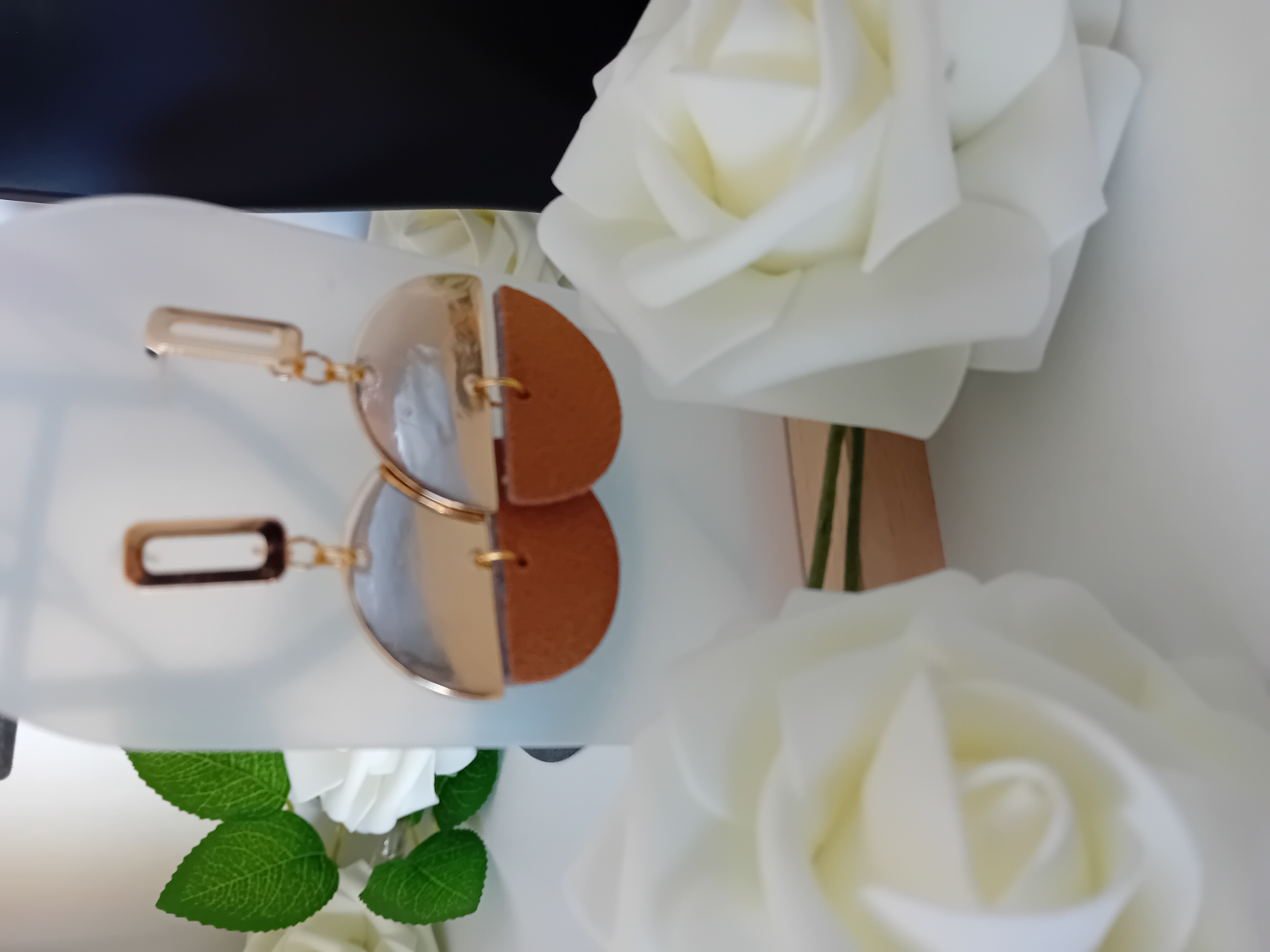 Boucles d'oreilles géométriques dorées. Bijou moderne pour un look élégant.