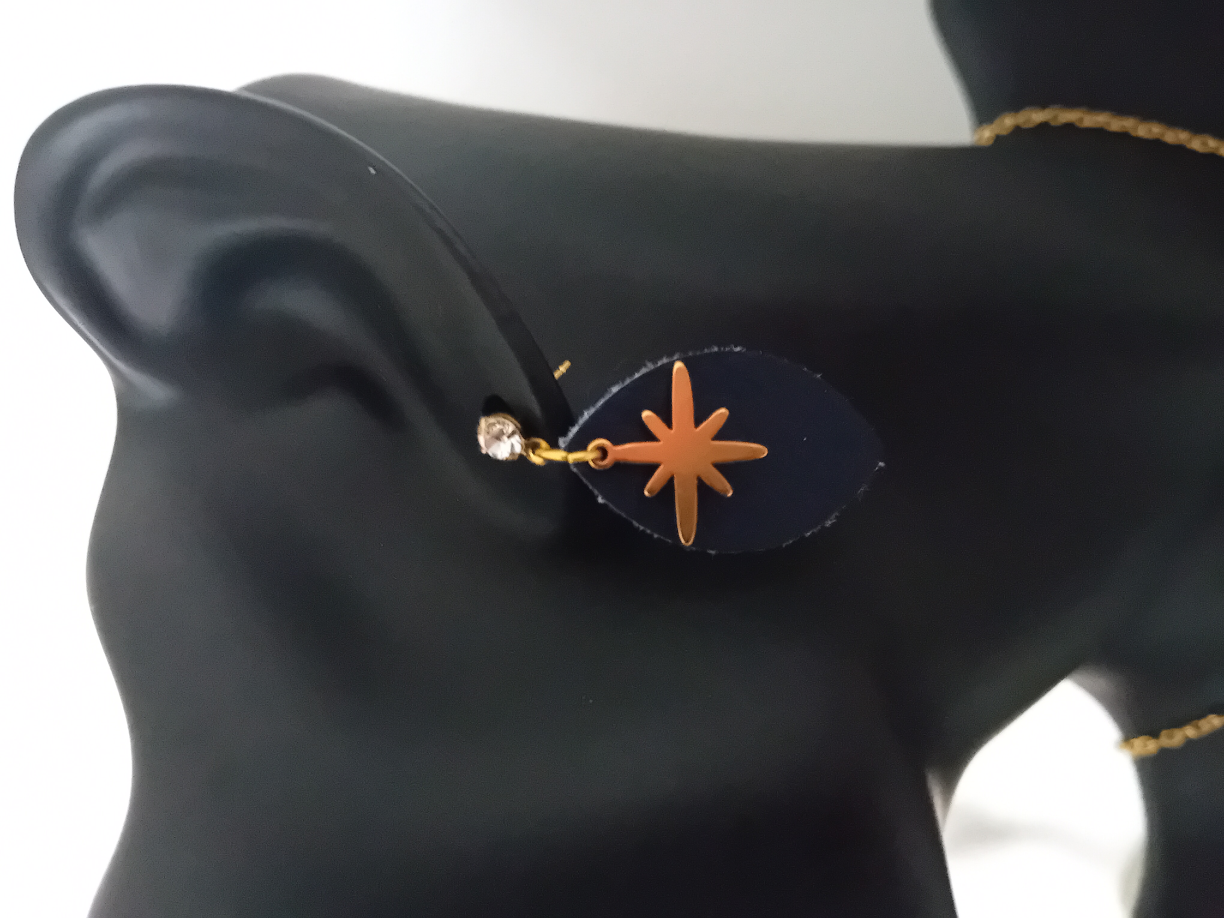Boucle d'oreille étoile dorée et cuir bleu marine
