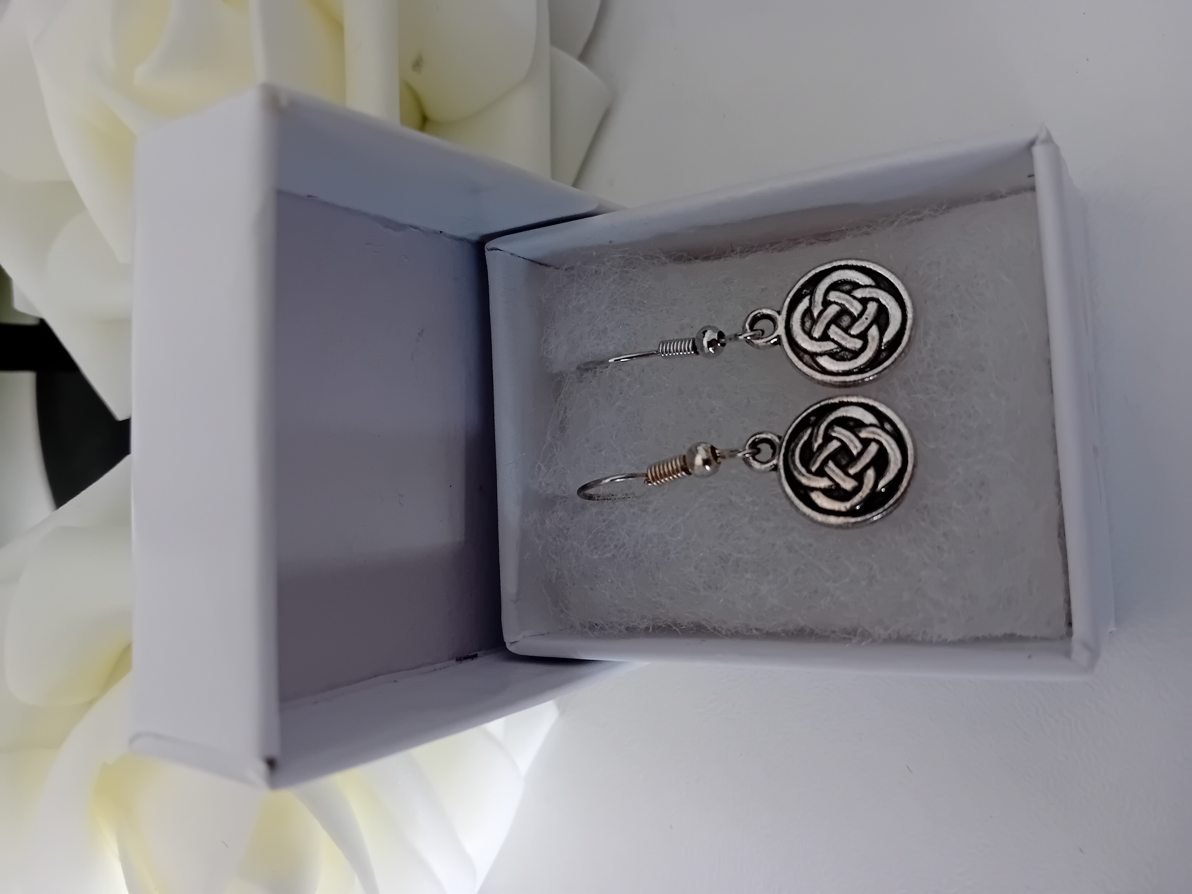 Boucles d’oreilles argentées avec motif celtique