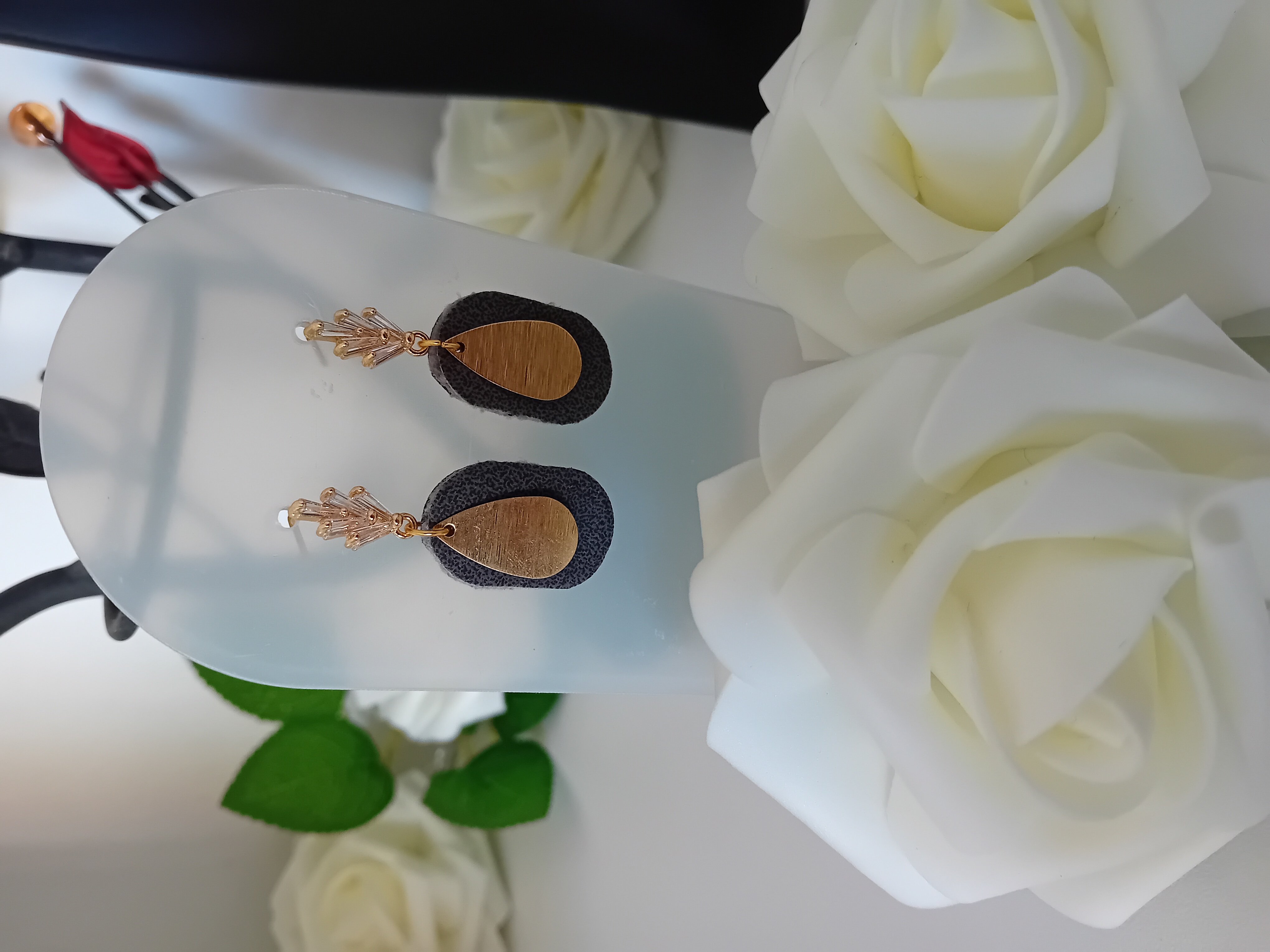 Boucles d'oreilles en or avec pendentif en cuir tout en élégance et style pour toutes les occasions.