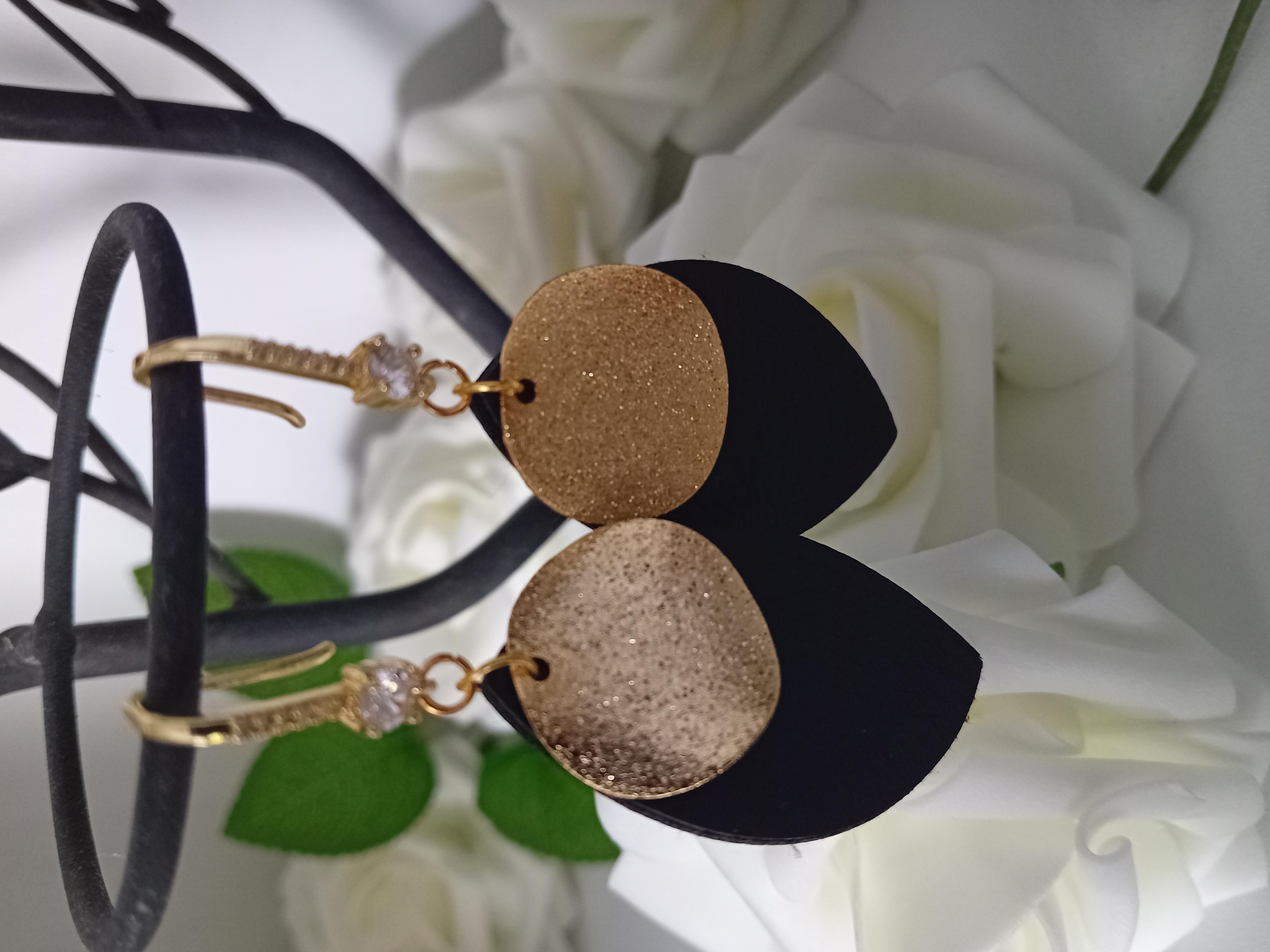 Boucle d’oreille dorée élégante en cuir noir