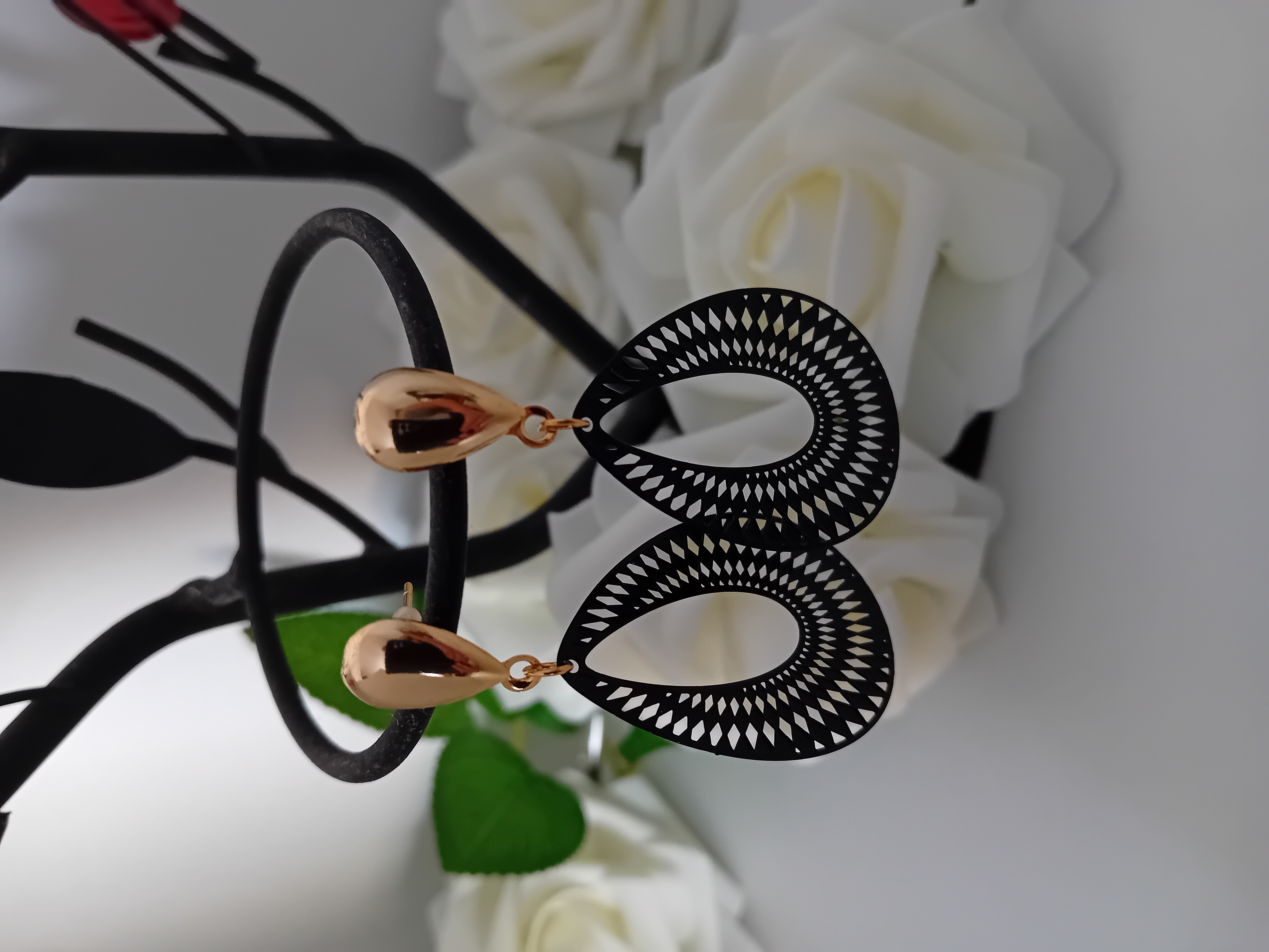 Boucles d'oreilles élégantes et moderne avec finition en filigrane noir en forme géométrique 