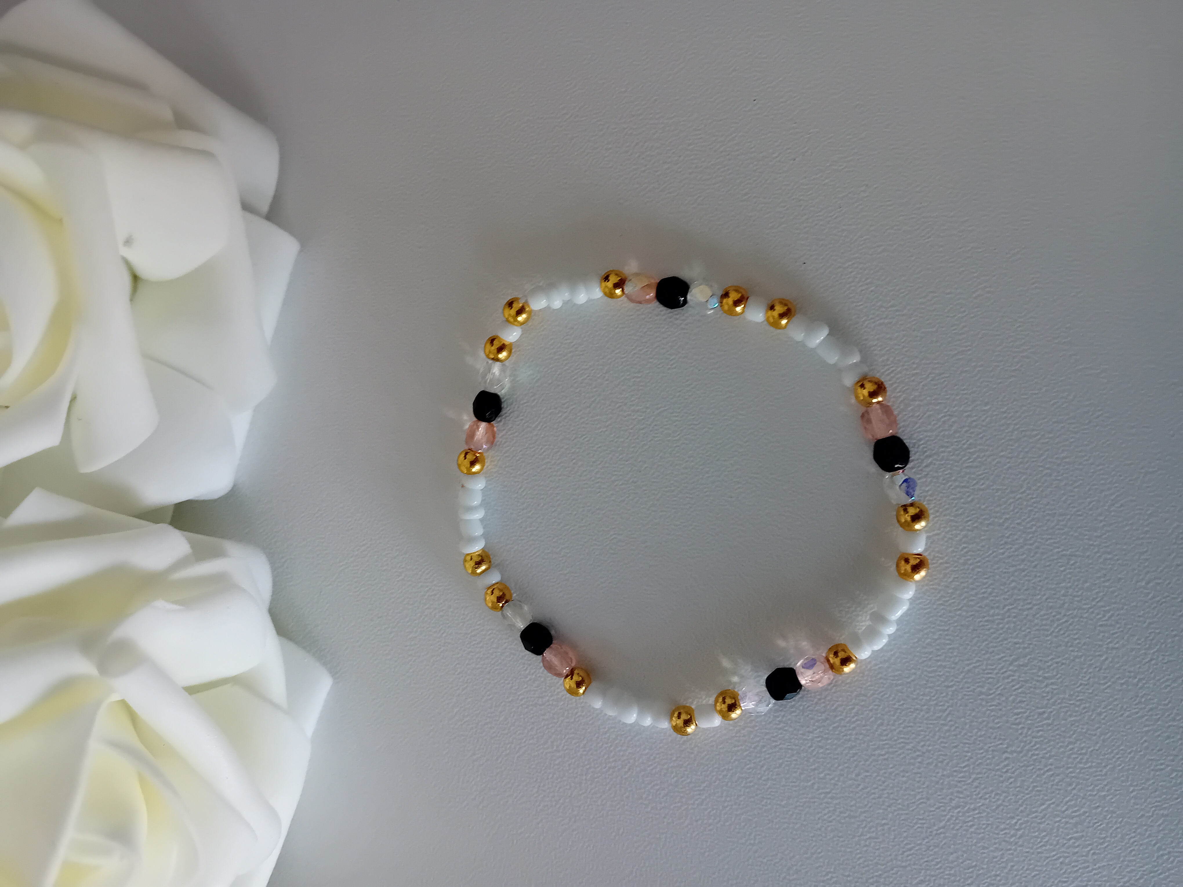 Bracelet perlé élégant dorées et noires