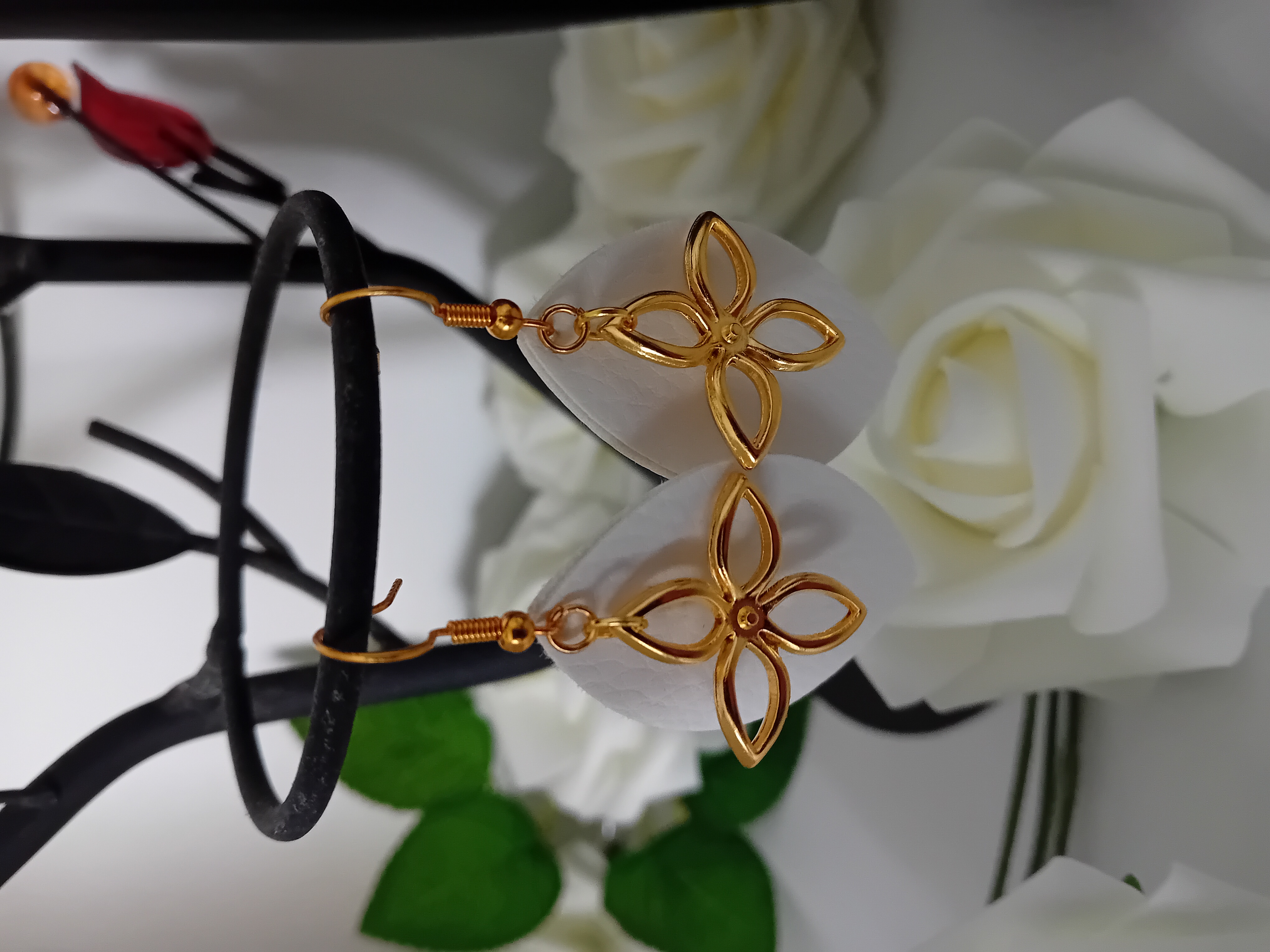 Boucles d'oreilles feuille dorée et cuir blanc 
