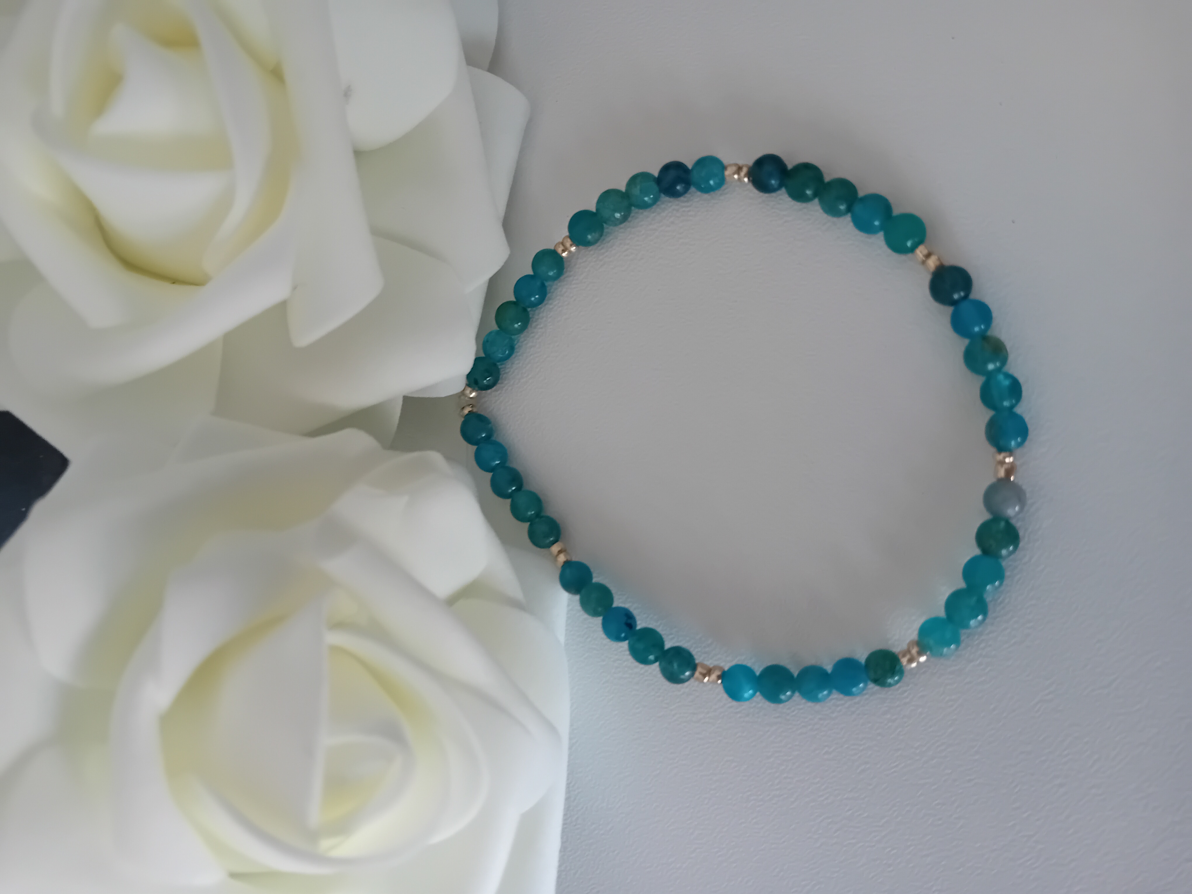 Bracelet en perles naturelles Apatite turquoise. Elégance simple et naturelle.