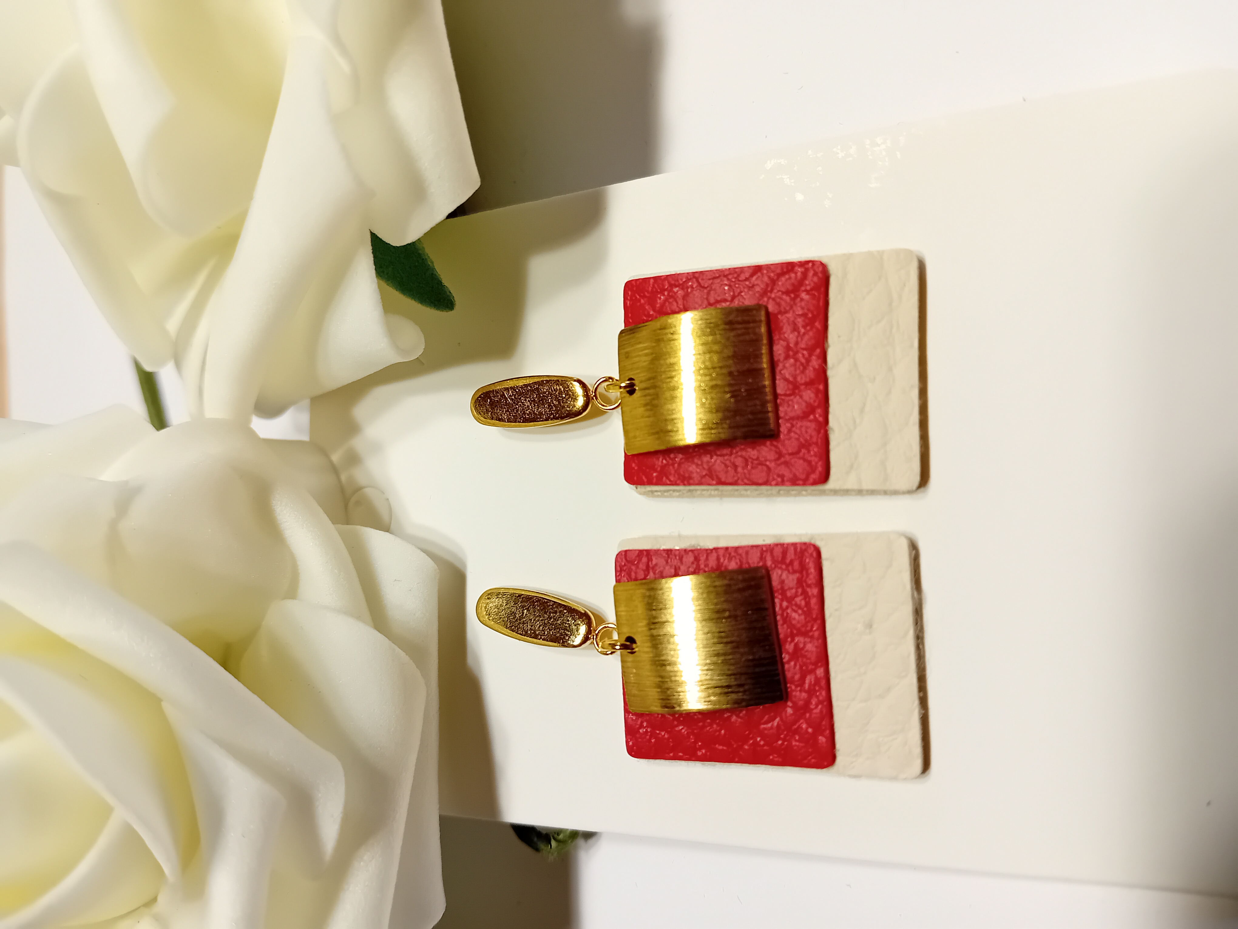 Elégance et raffinement boucles d'oreilles en cuir et doré