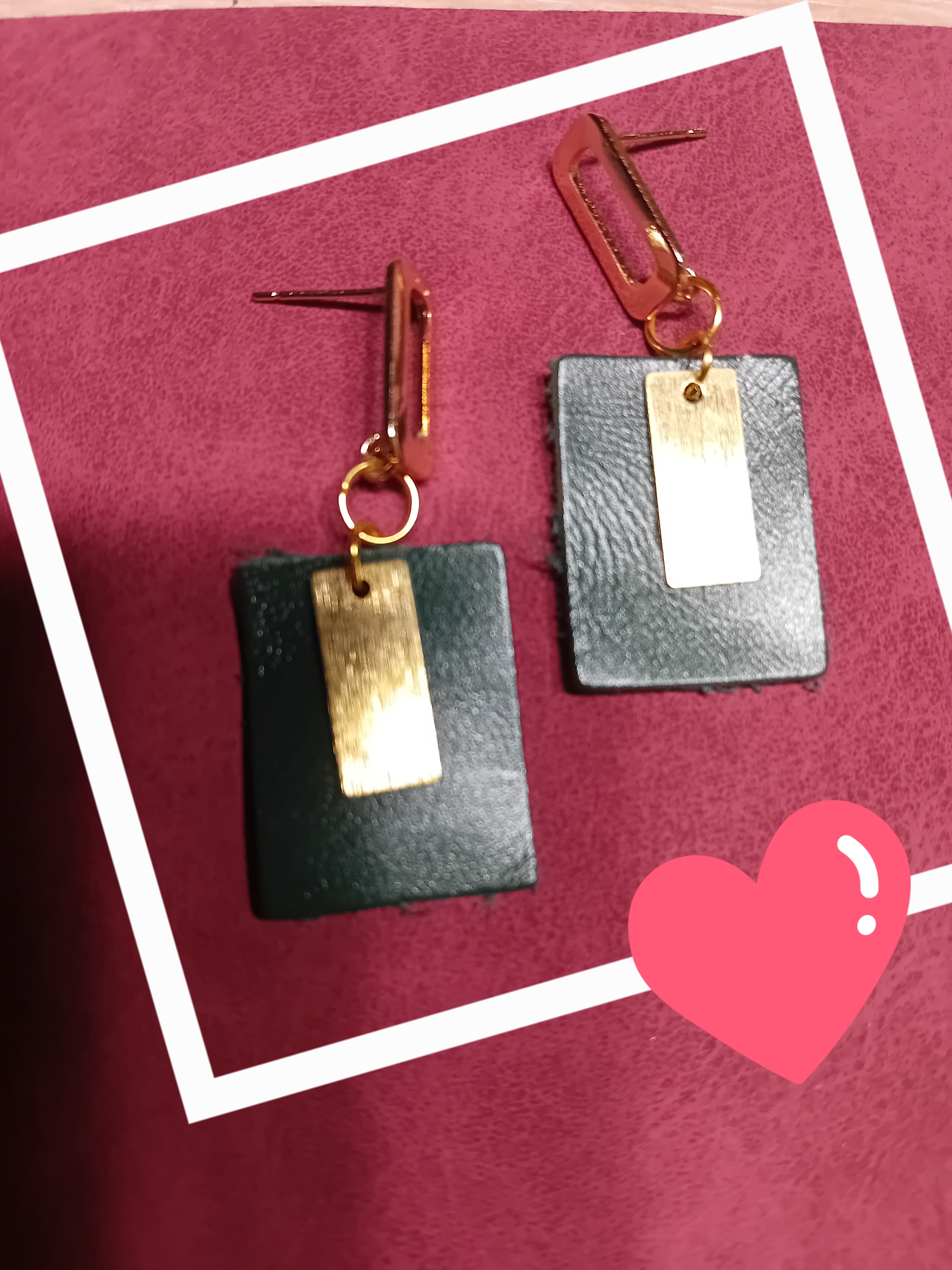 Boucles d'oreilles rectangles en cuir vert foncé et métal doré