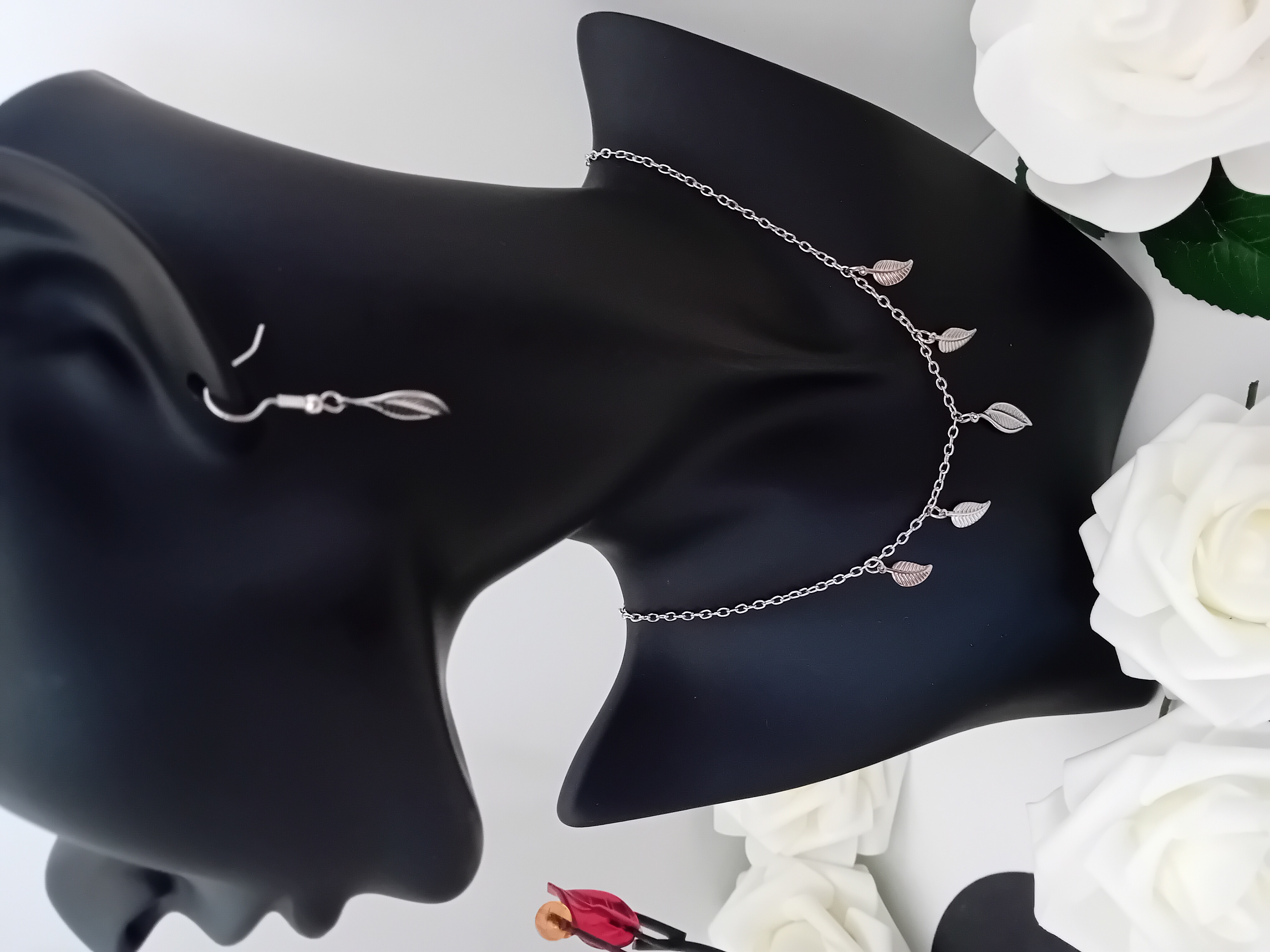 Ensemble : Collier et boucle d'oreille élégants en forme de feuille argentés