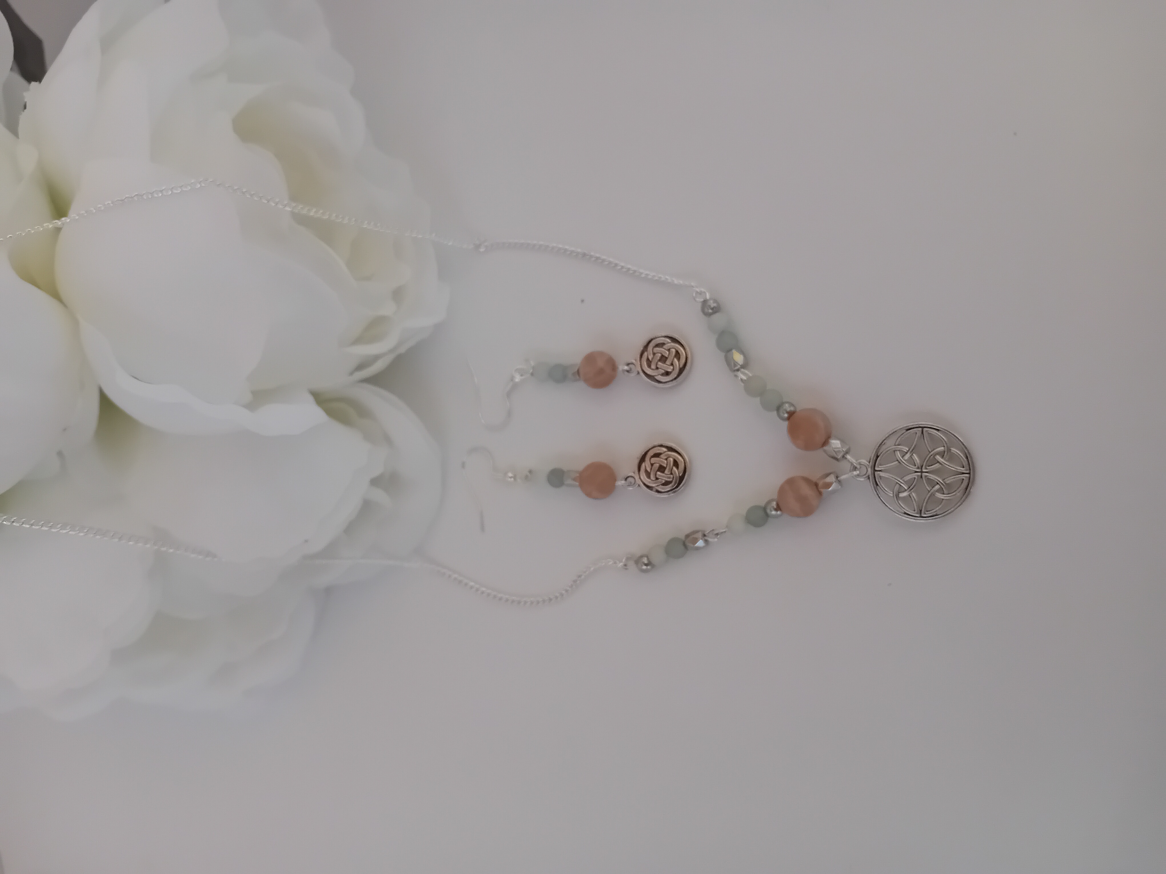 Ensemble boucle d'oreille et collier . Elégance artisanale inspirée par la nature.