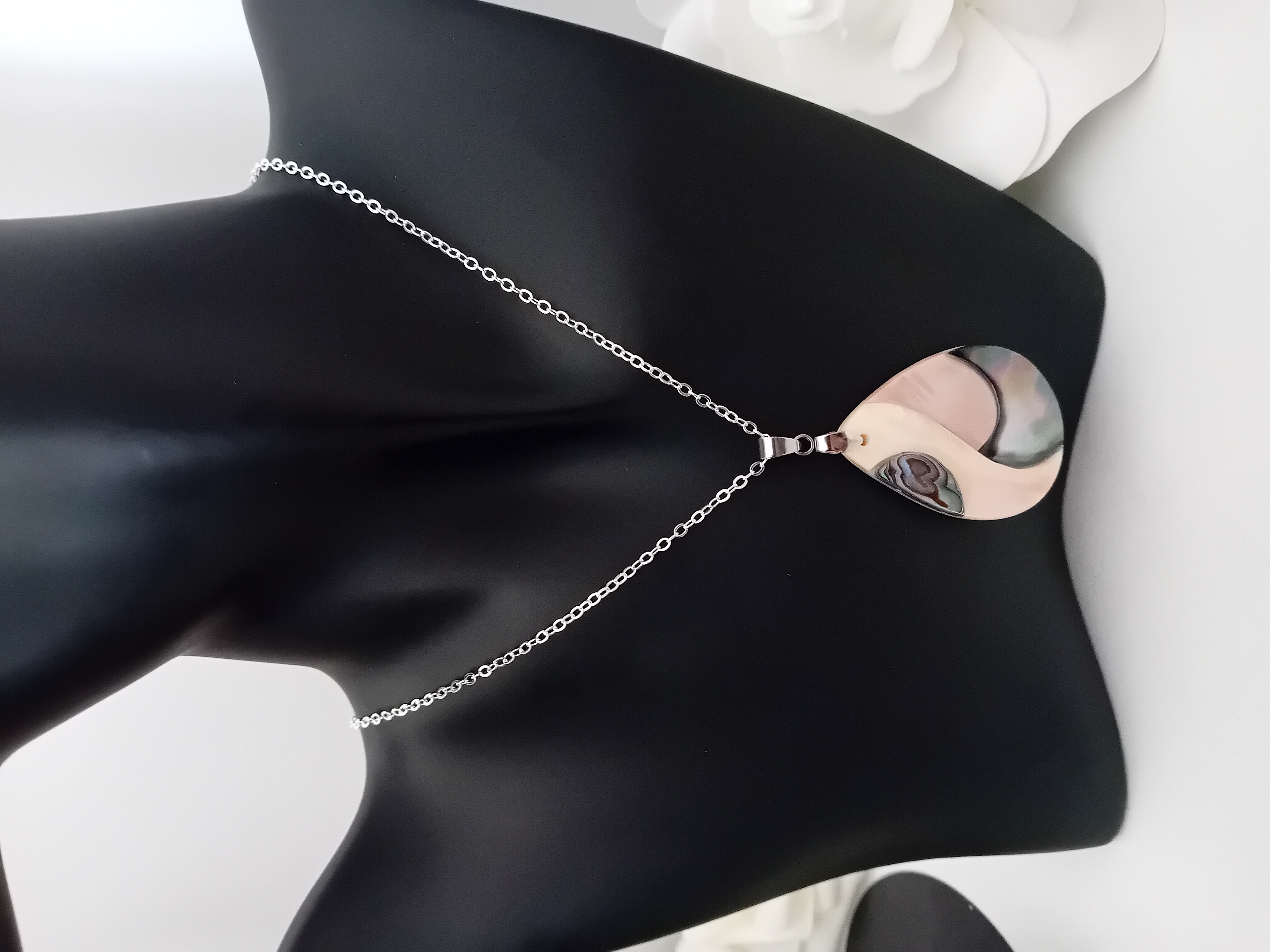 Collier pendentif en nacre forme coquillage. Elégance naturelle et moderne. DIMENTION : hauteur 4 cm