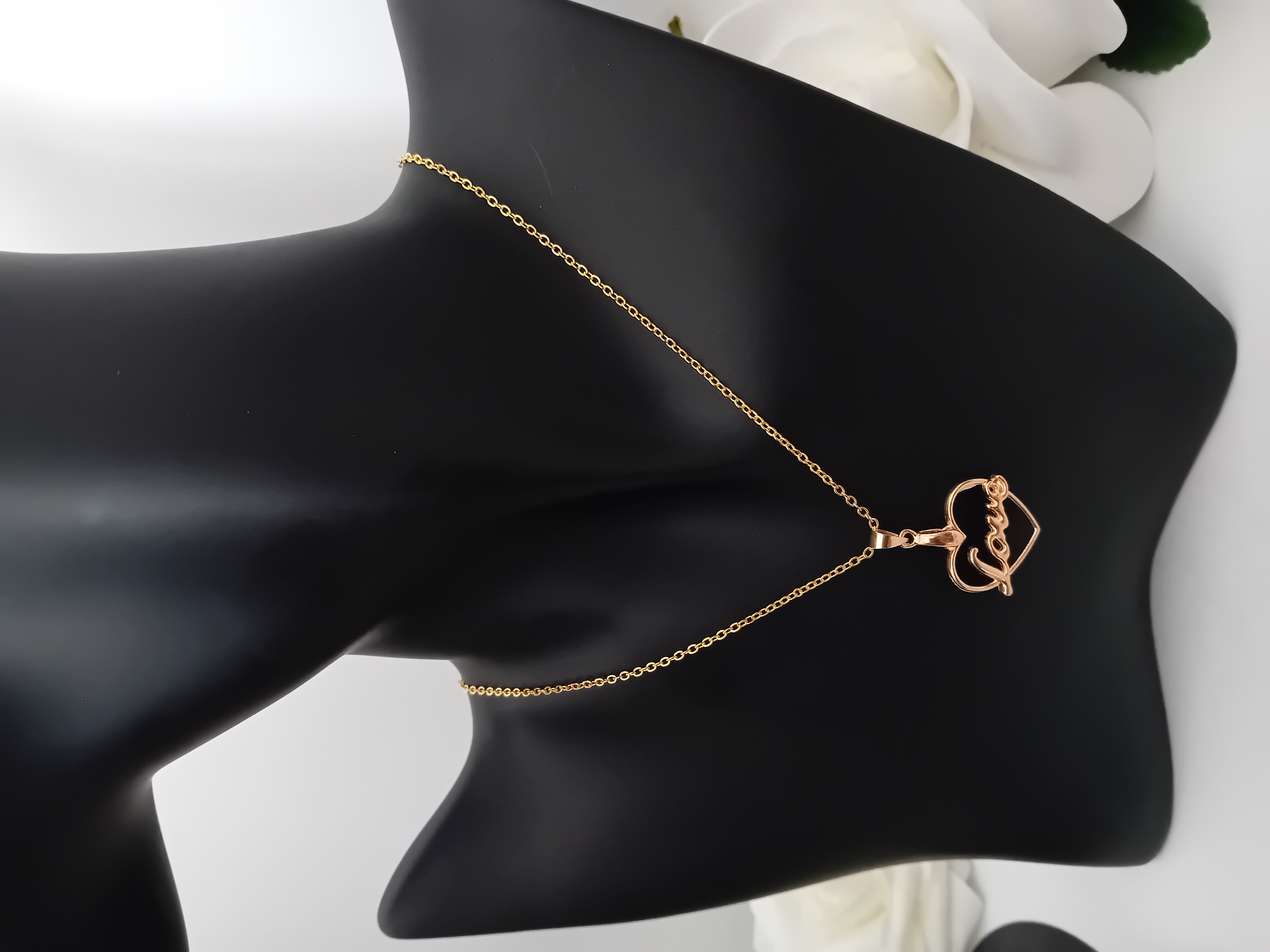 Elégant collier cœur doré avec le mot LOVE à l intérieur