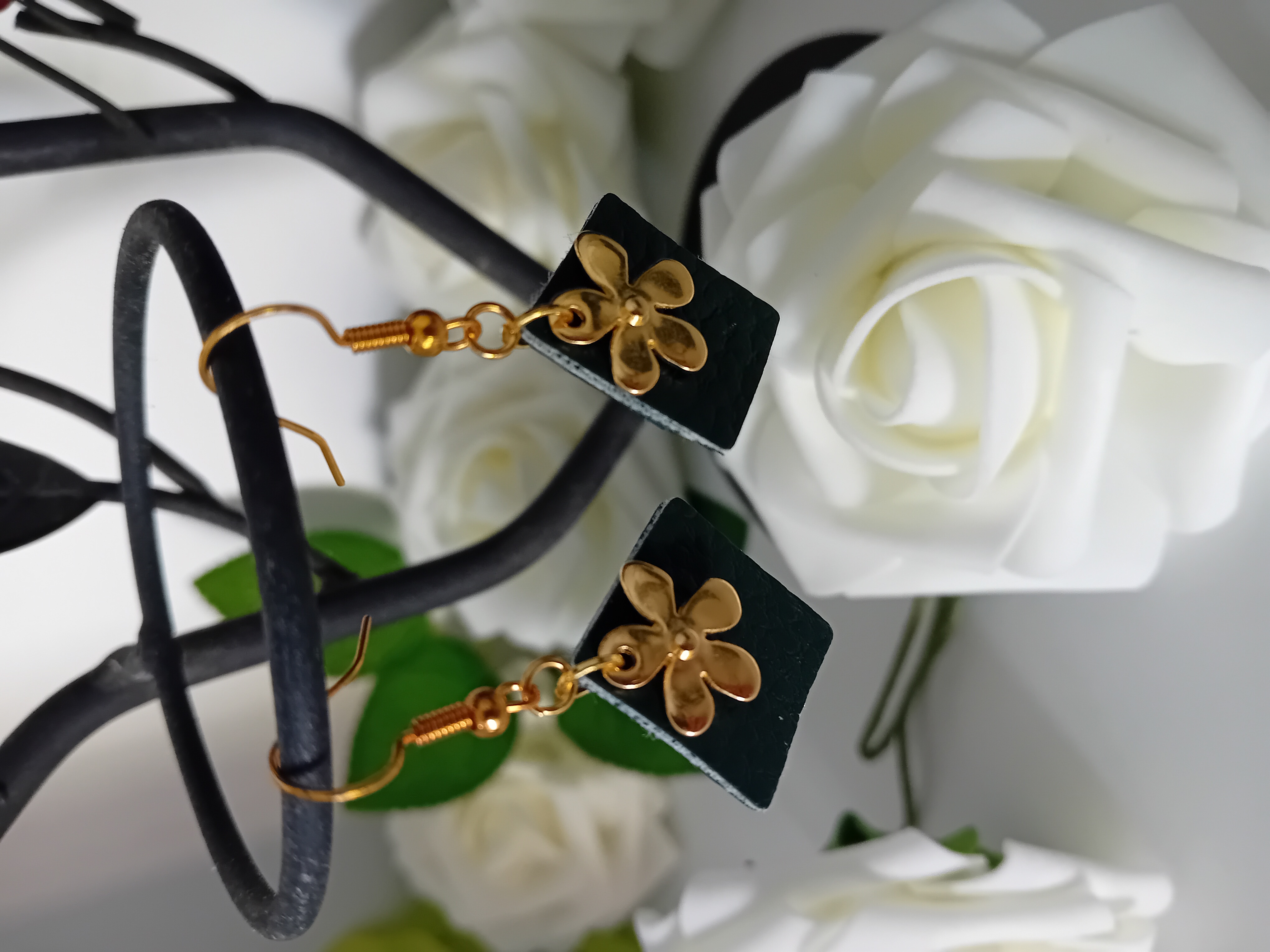 Boucle d'oreille fleur dorée et cuir vert foncé