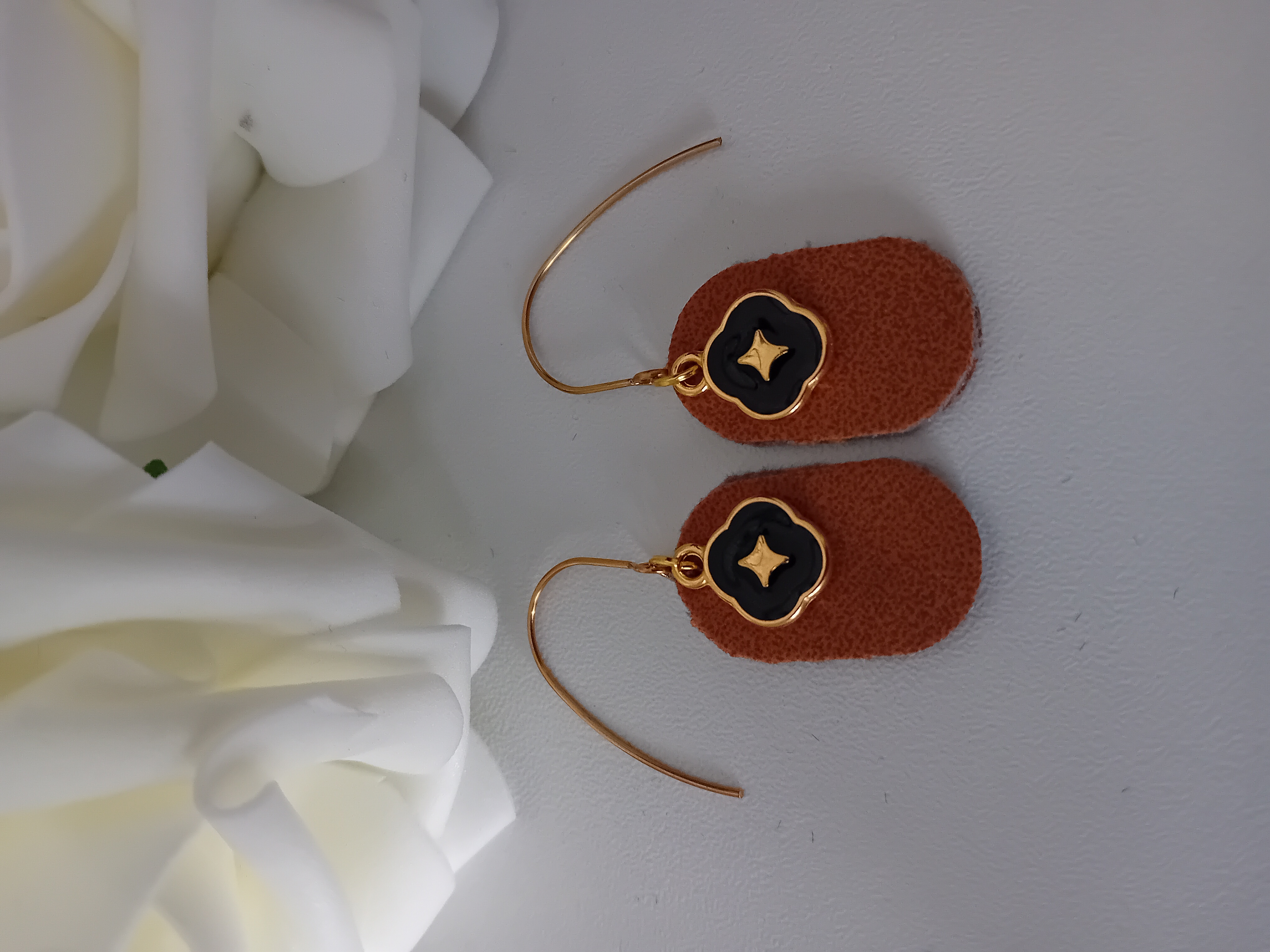 Boucles d'oreilles dorées et cuir marron aspect velours