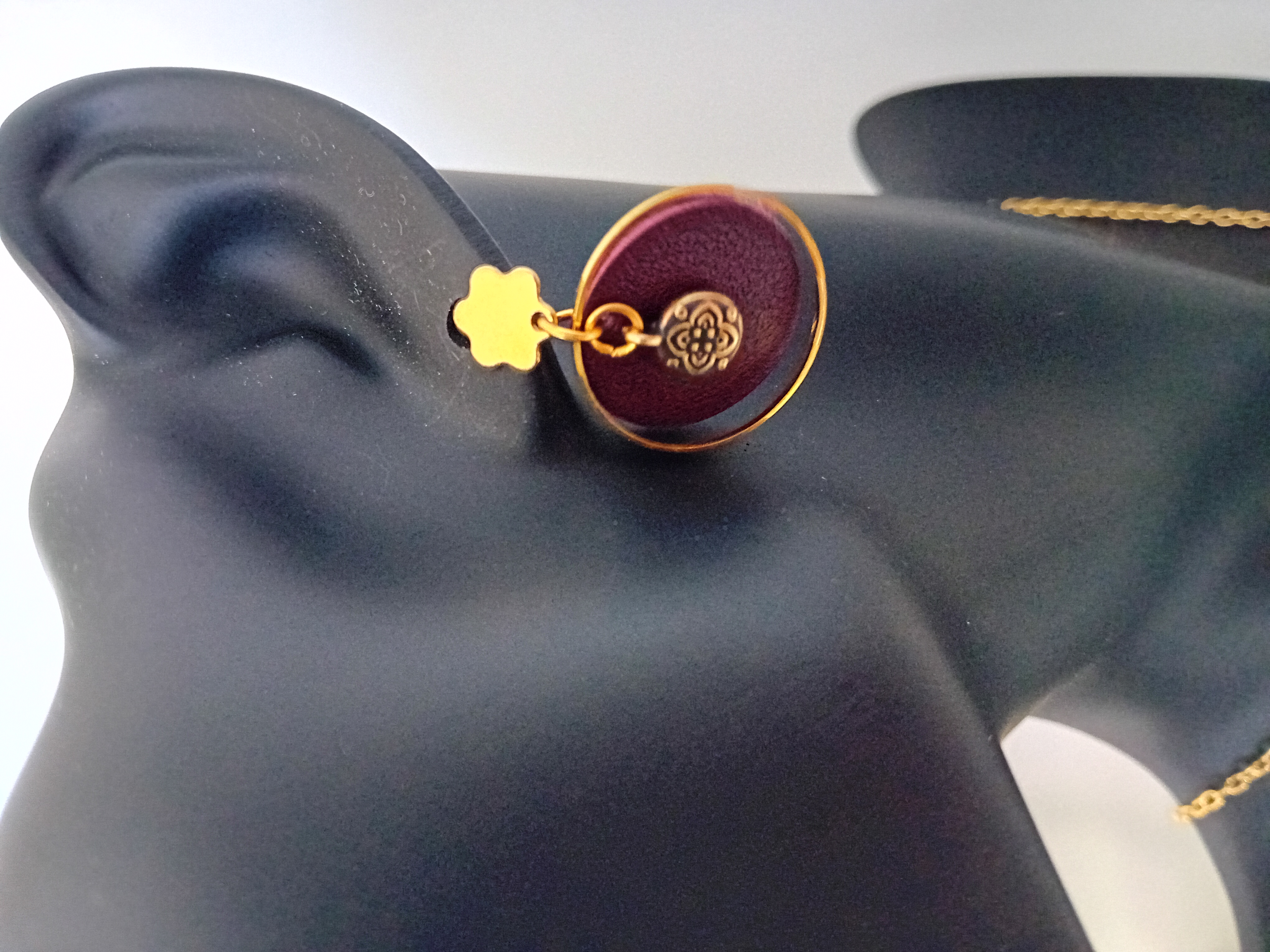 Boucles d'oreilles dorées et cuir bordeaux avec un fleur en bronze