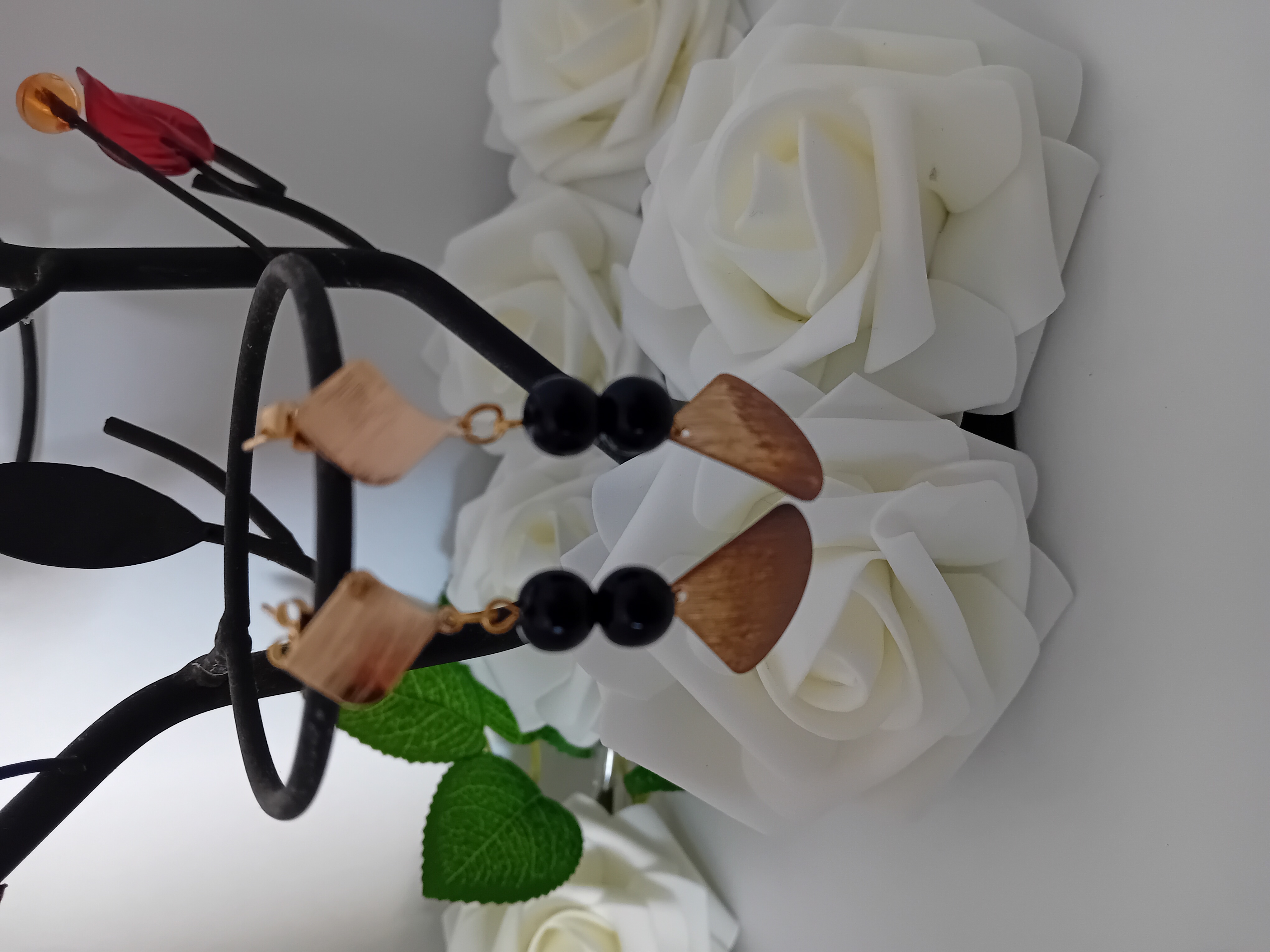 Boucles d’oreilles modernes ave une plaque ovale plaqué or 24k  et perles noires