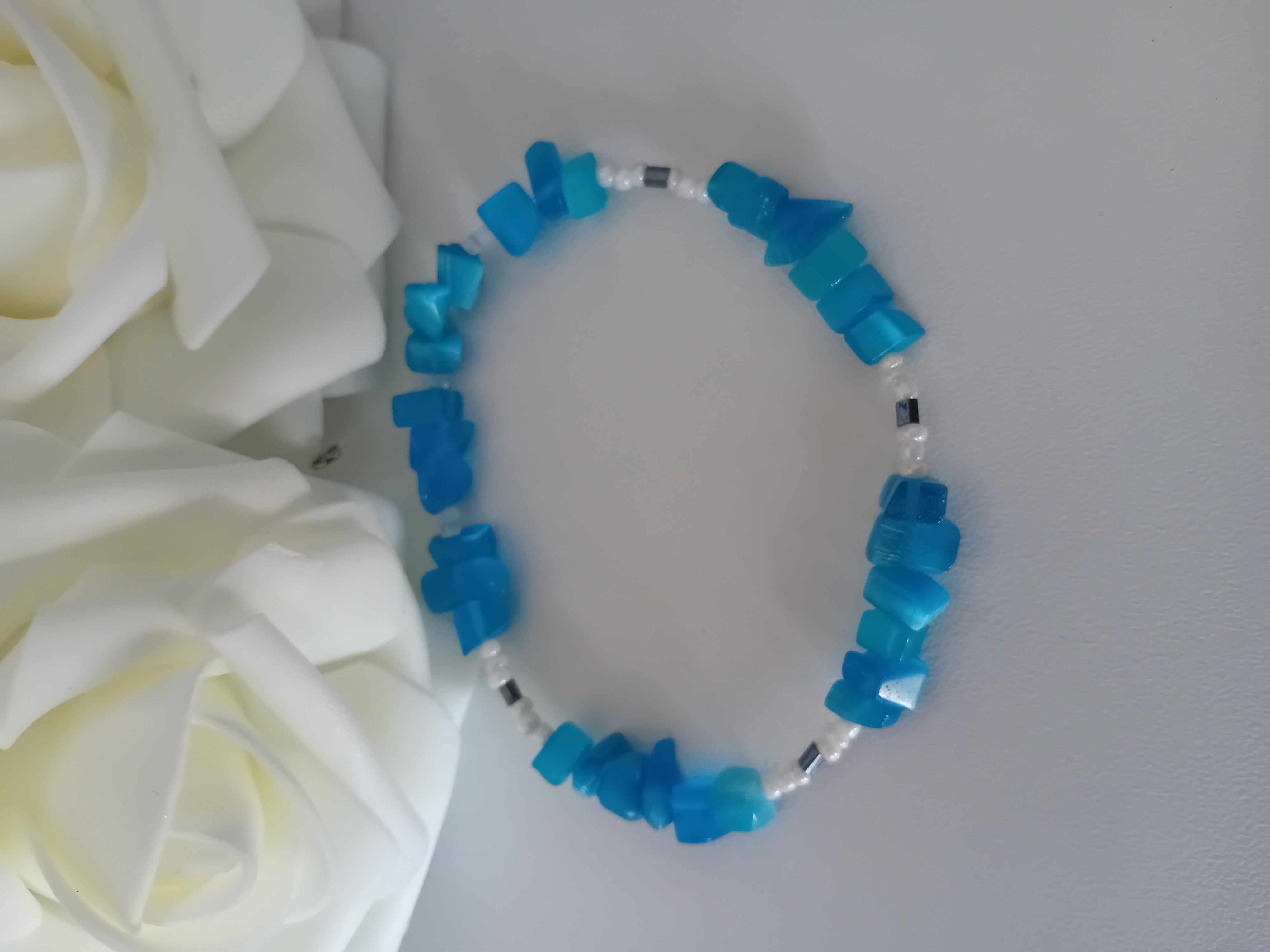 Bracelet de pierres bleues turquoises. Perles chips