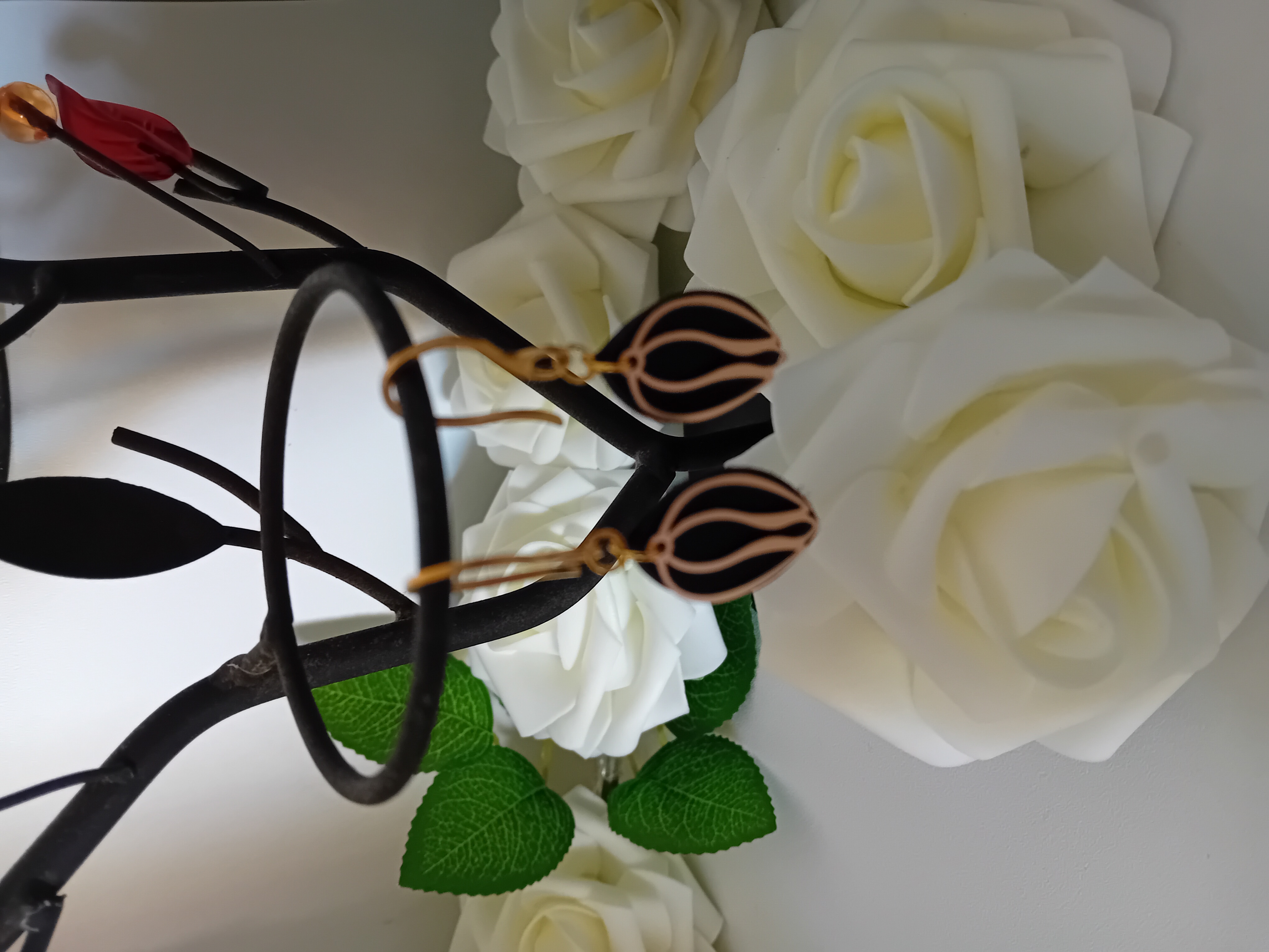 Boucle d'oreille pendante dorée en filigrane bouton tulipe et larme cuir noir