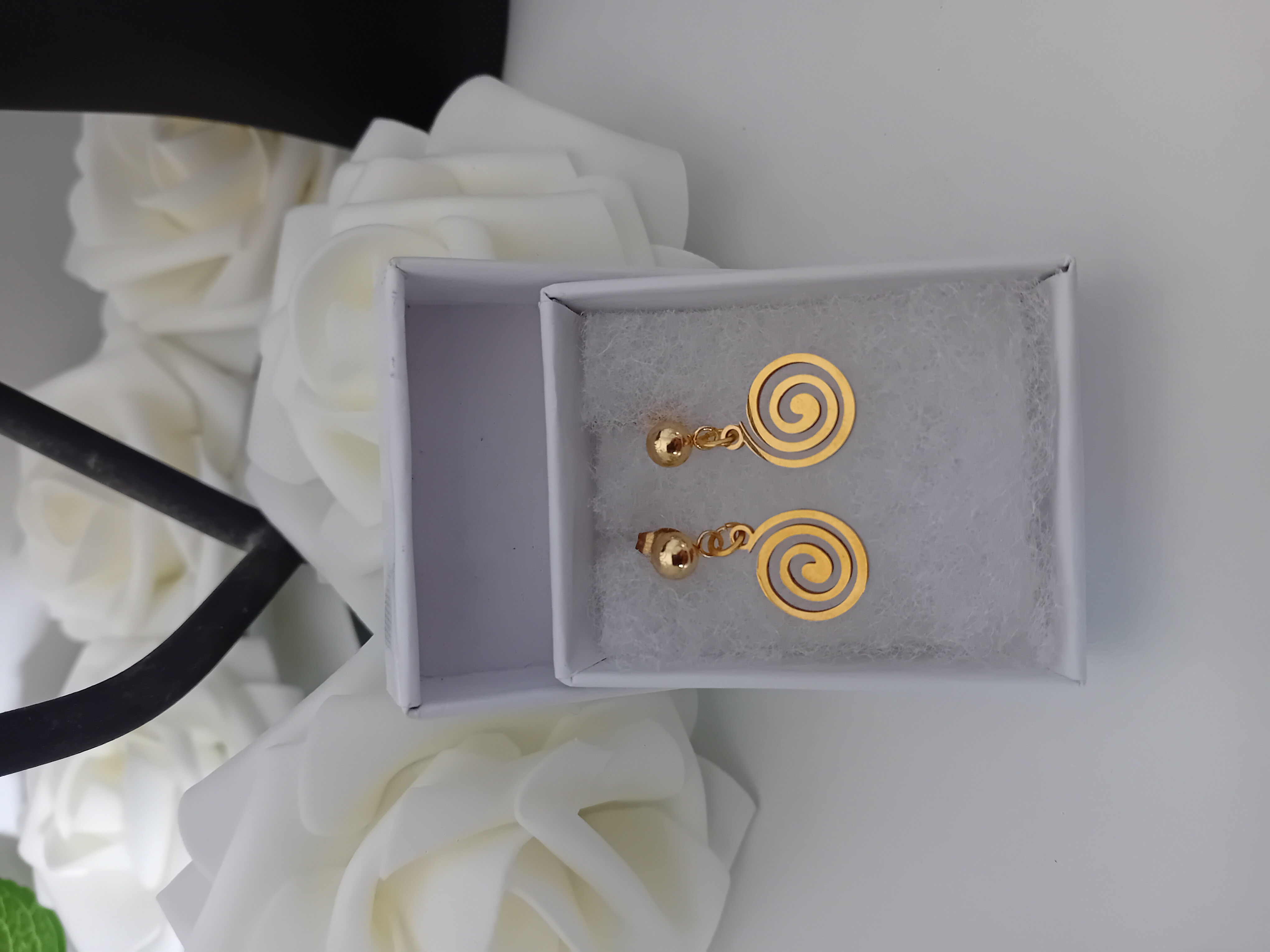 Boucles d’oreilles dorées en spirale