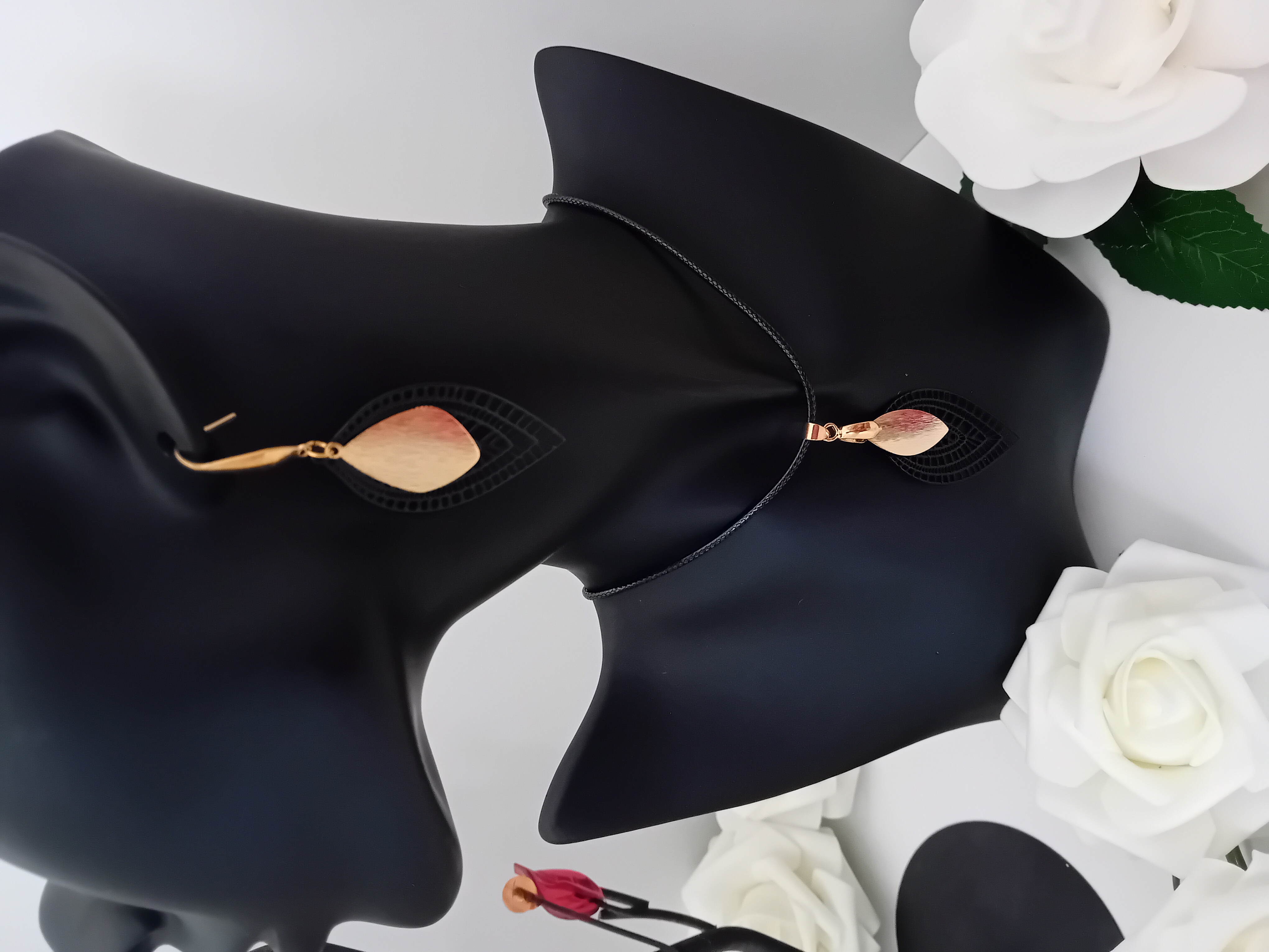 Ensemble : collier et boucles d’oreilles noirs et dorés tout en élégance et raffinement