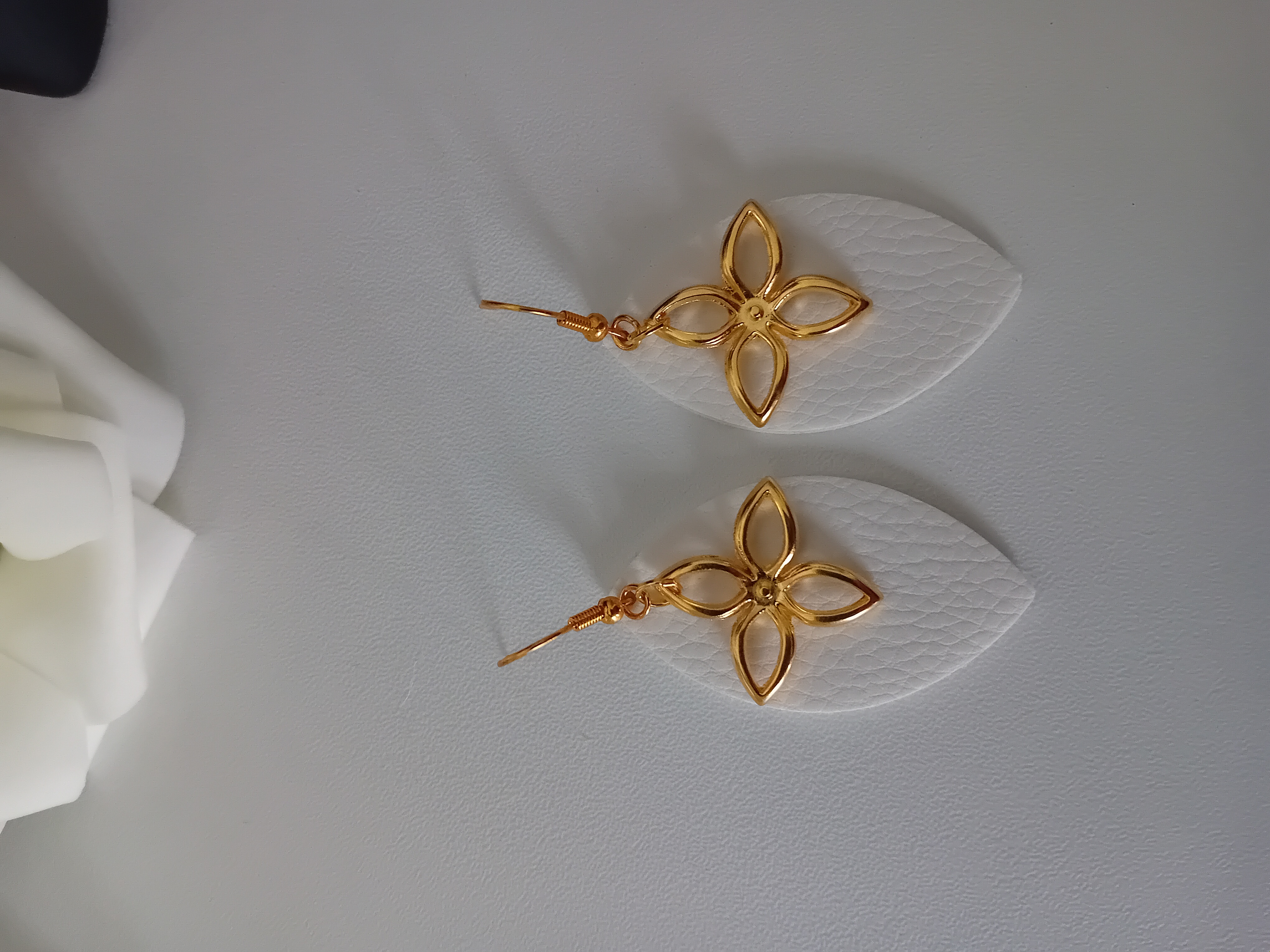 Boucles d'oreilles feuille dorée et cuir blanc 