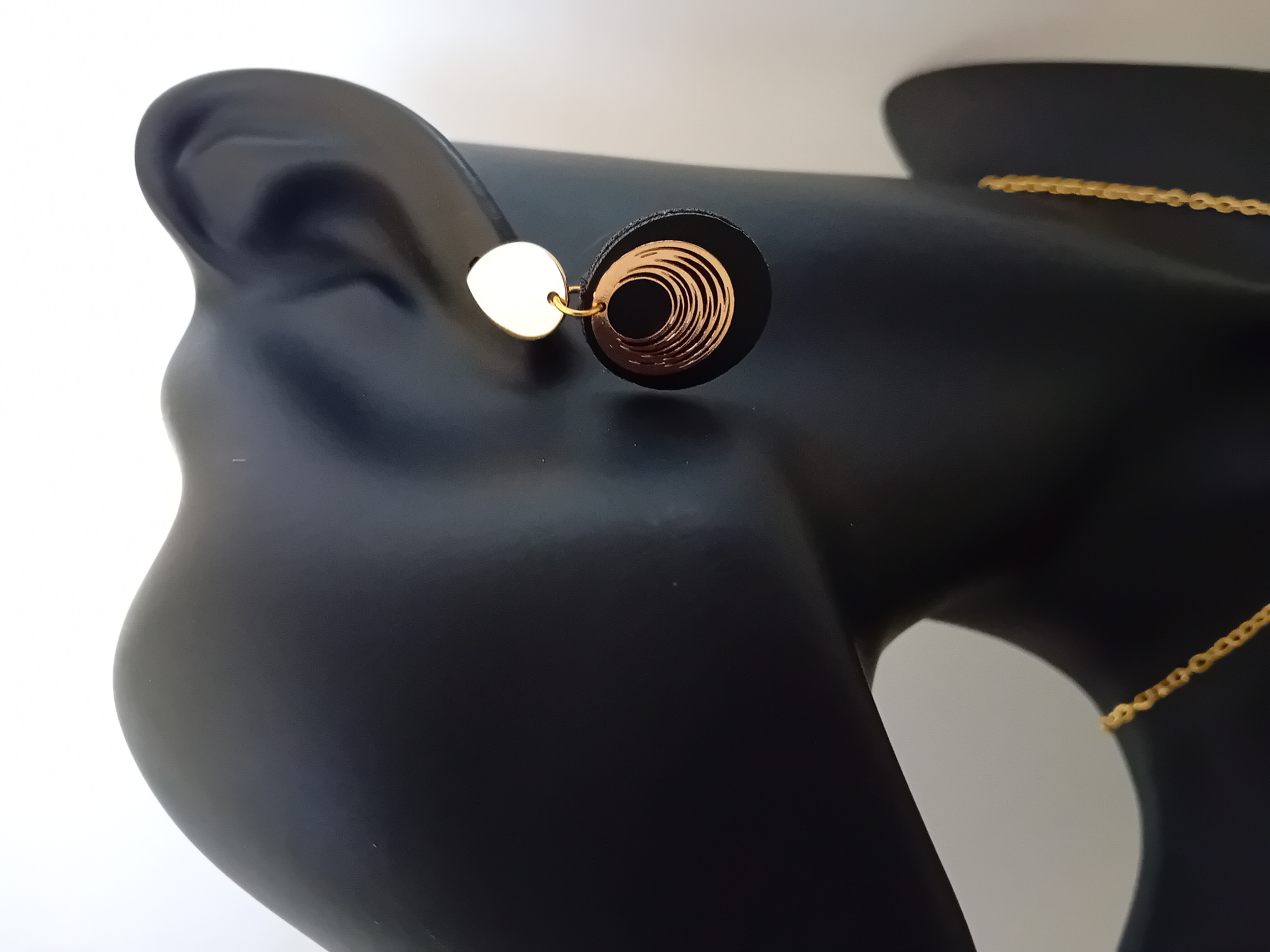 Boucles d'oreilles modernes en cuir noir