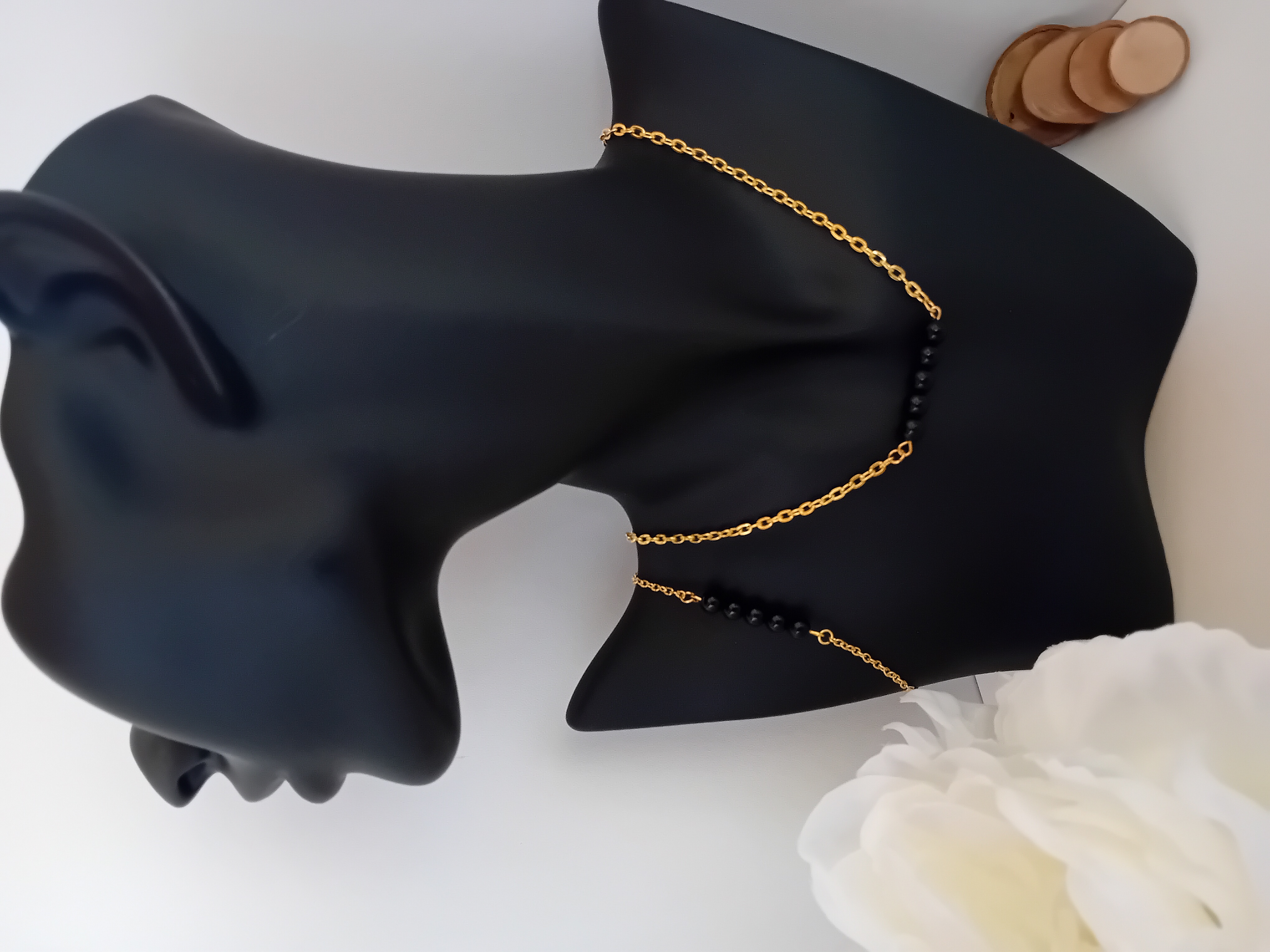 Collier doré avec perles noires et son bracelet assorti. Elégance minimaliste pour toutes les occasions