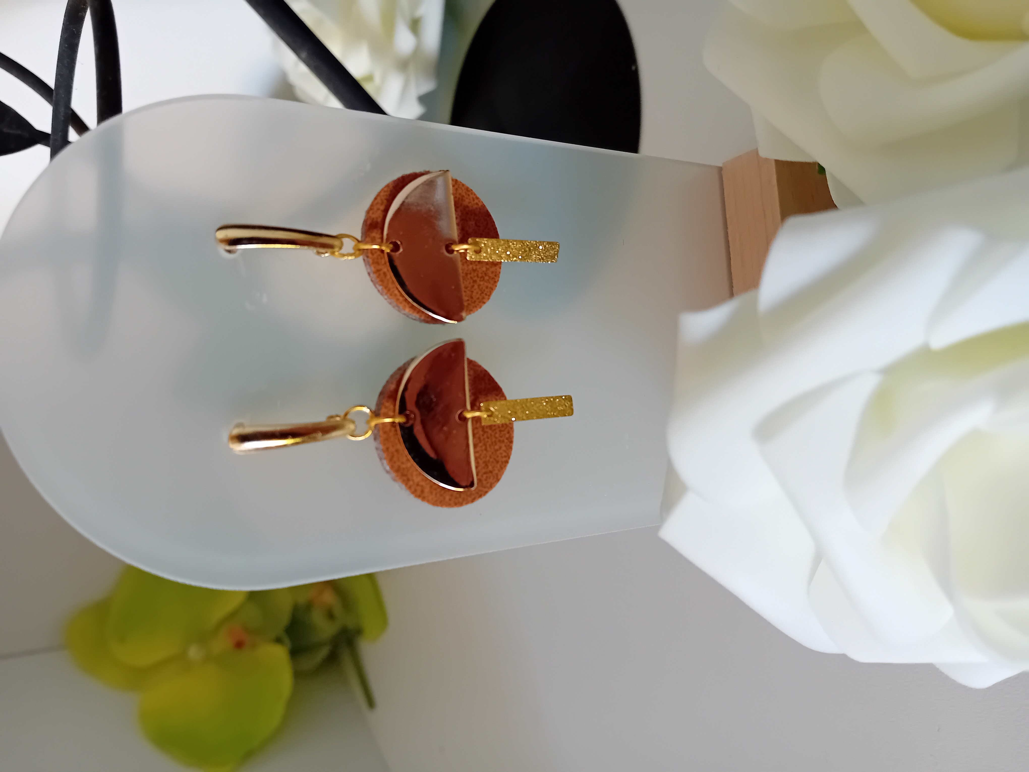 Boucle d'oreille élégante en or et cuir