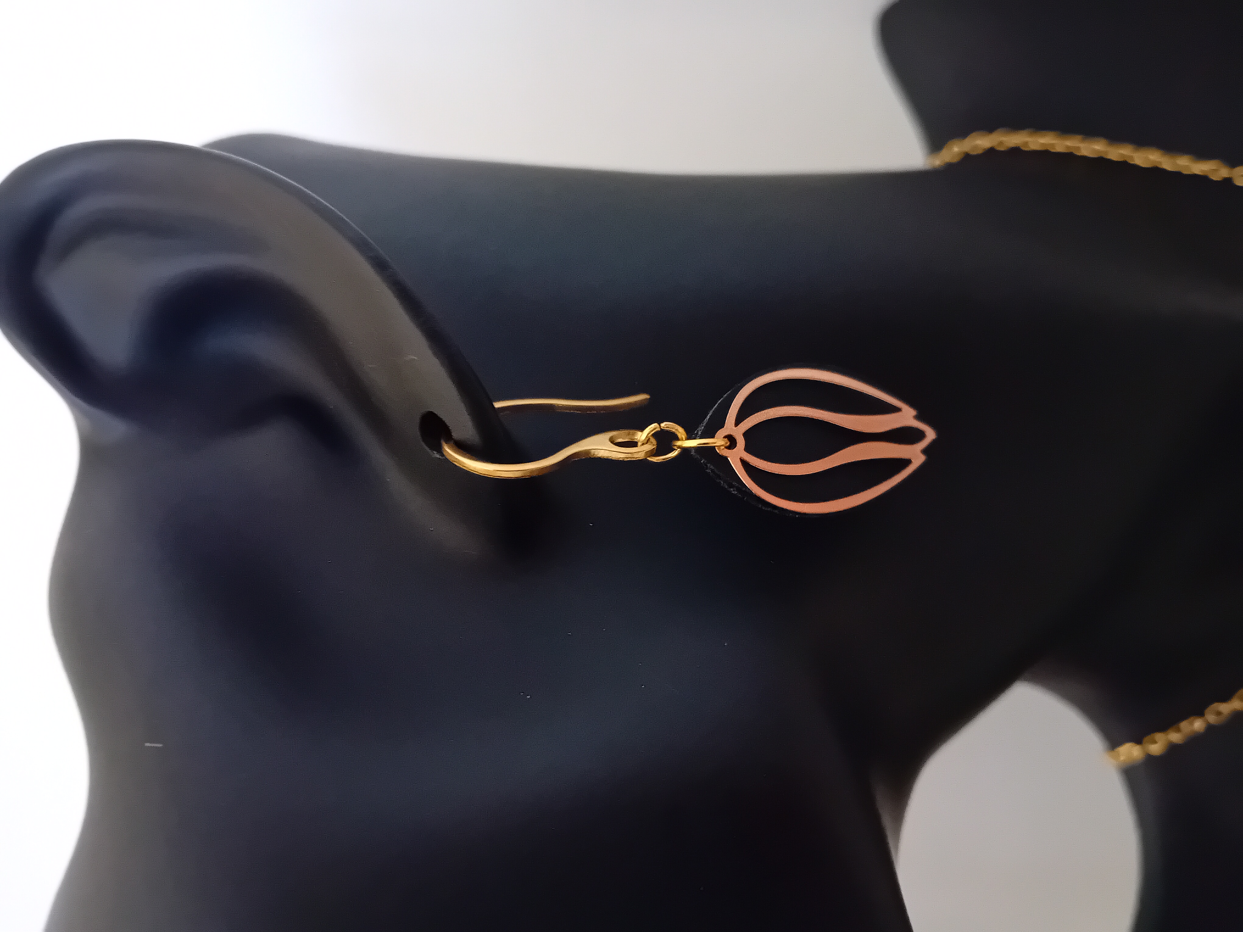 Boucle d'oreille pendante dorée en filigrane bouton tulipe et larme cuir noir