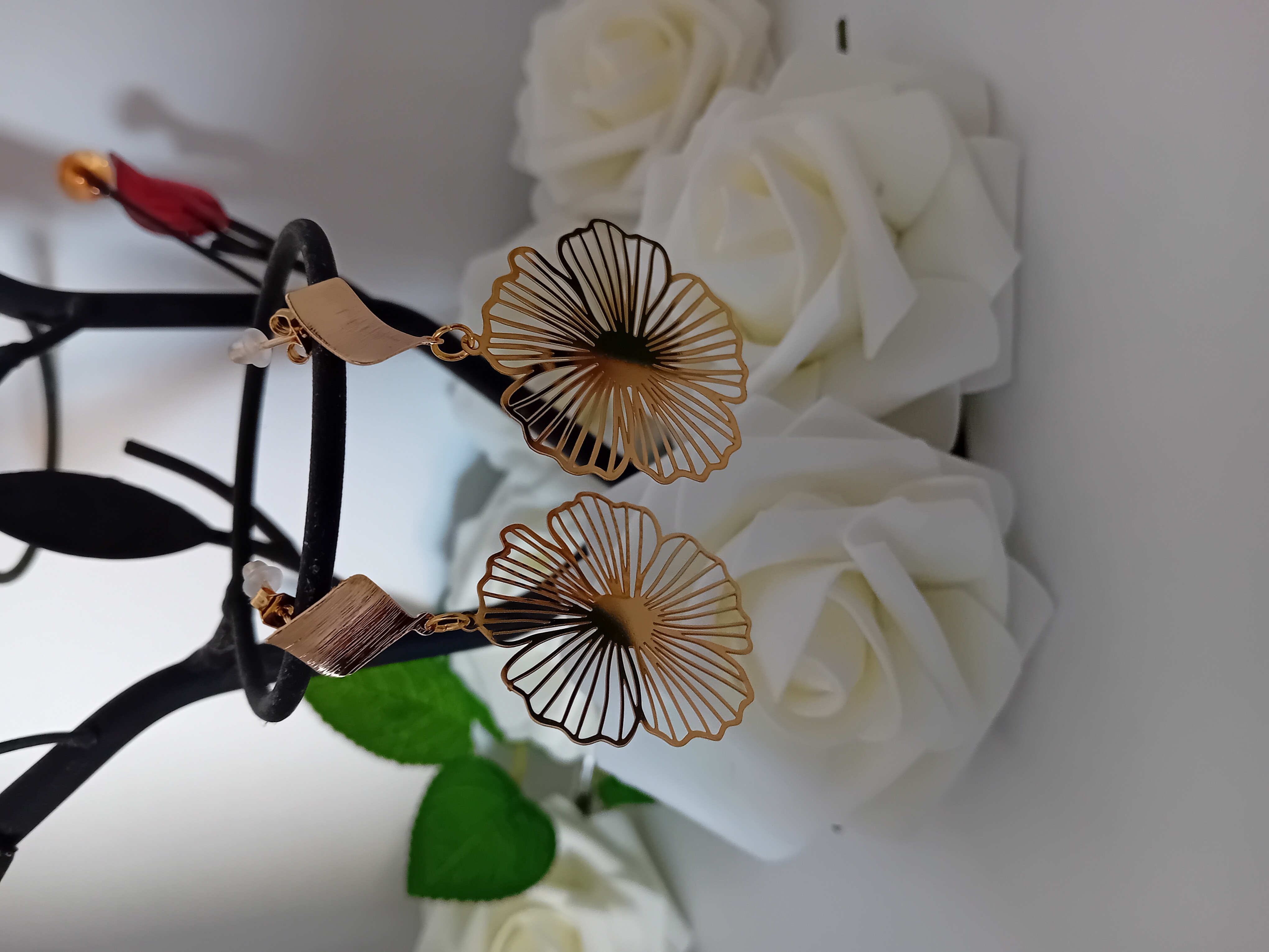 Boucles d'oreilles fleur dorée tout en élégance