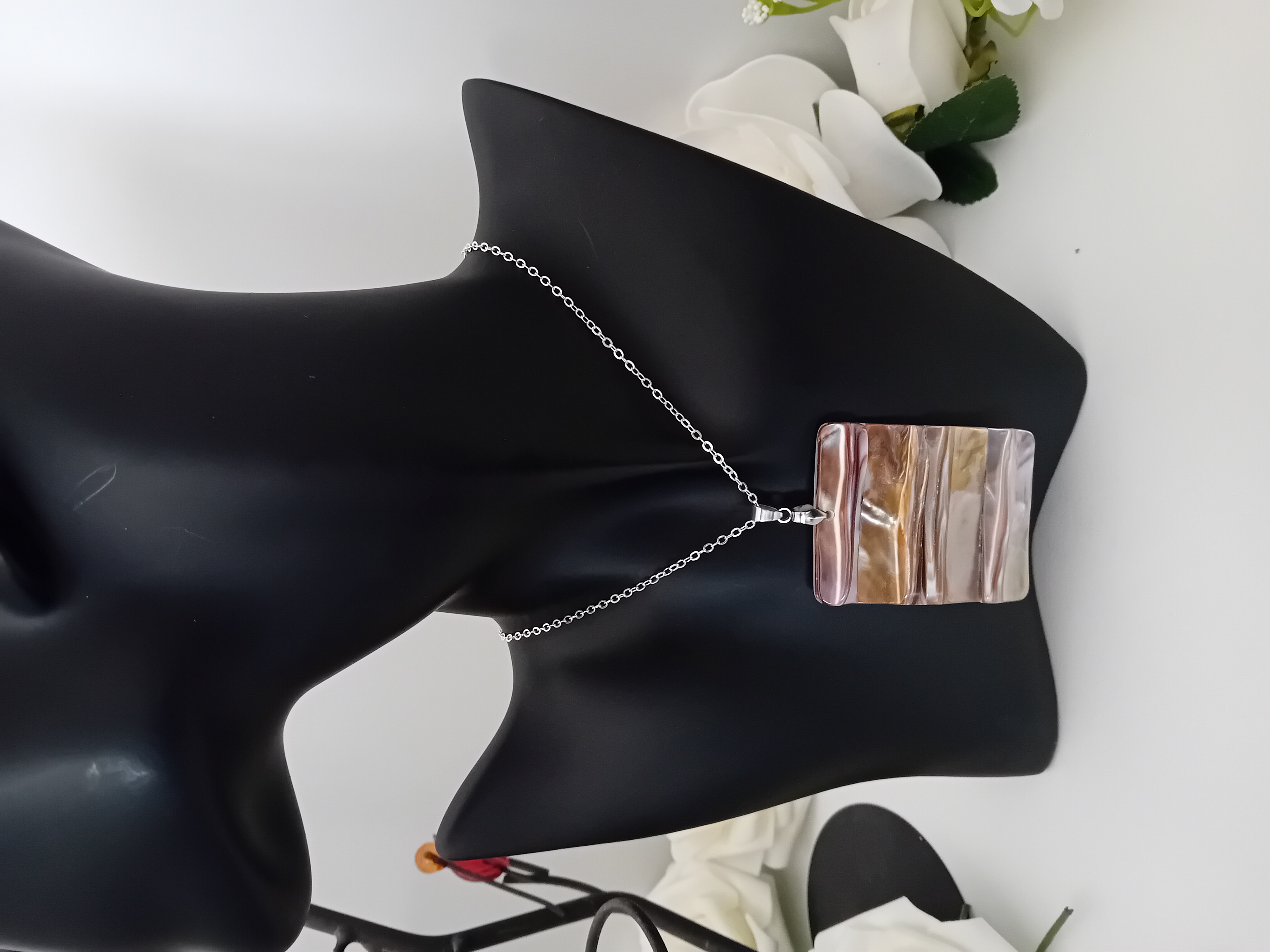 Collier pendentif nacre. DIMENTION : 4cm de longueur et 5 cm de hauteur