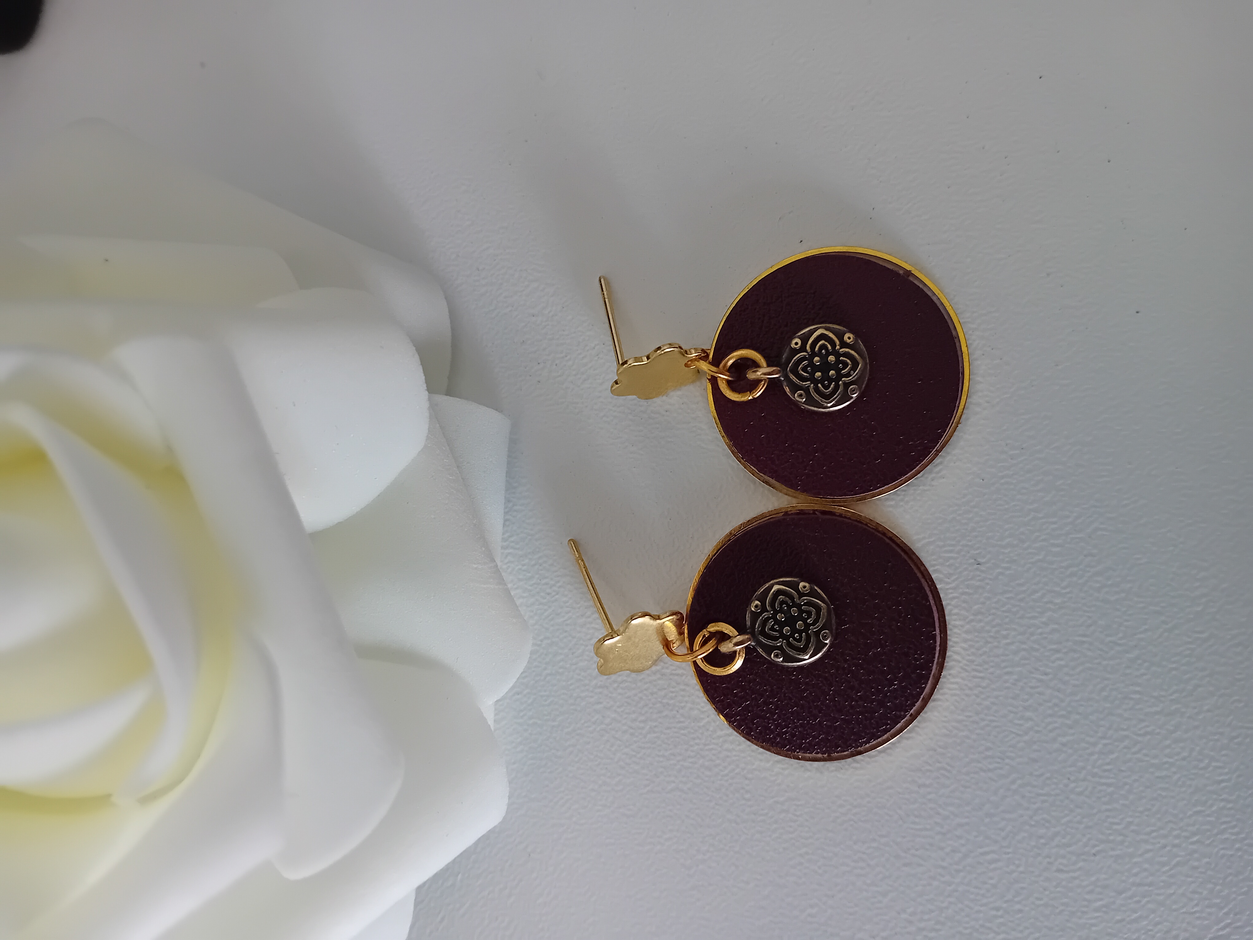 Boucles d'oreilles dorées et cuir bordeaux avec un fleur en bronze
