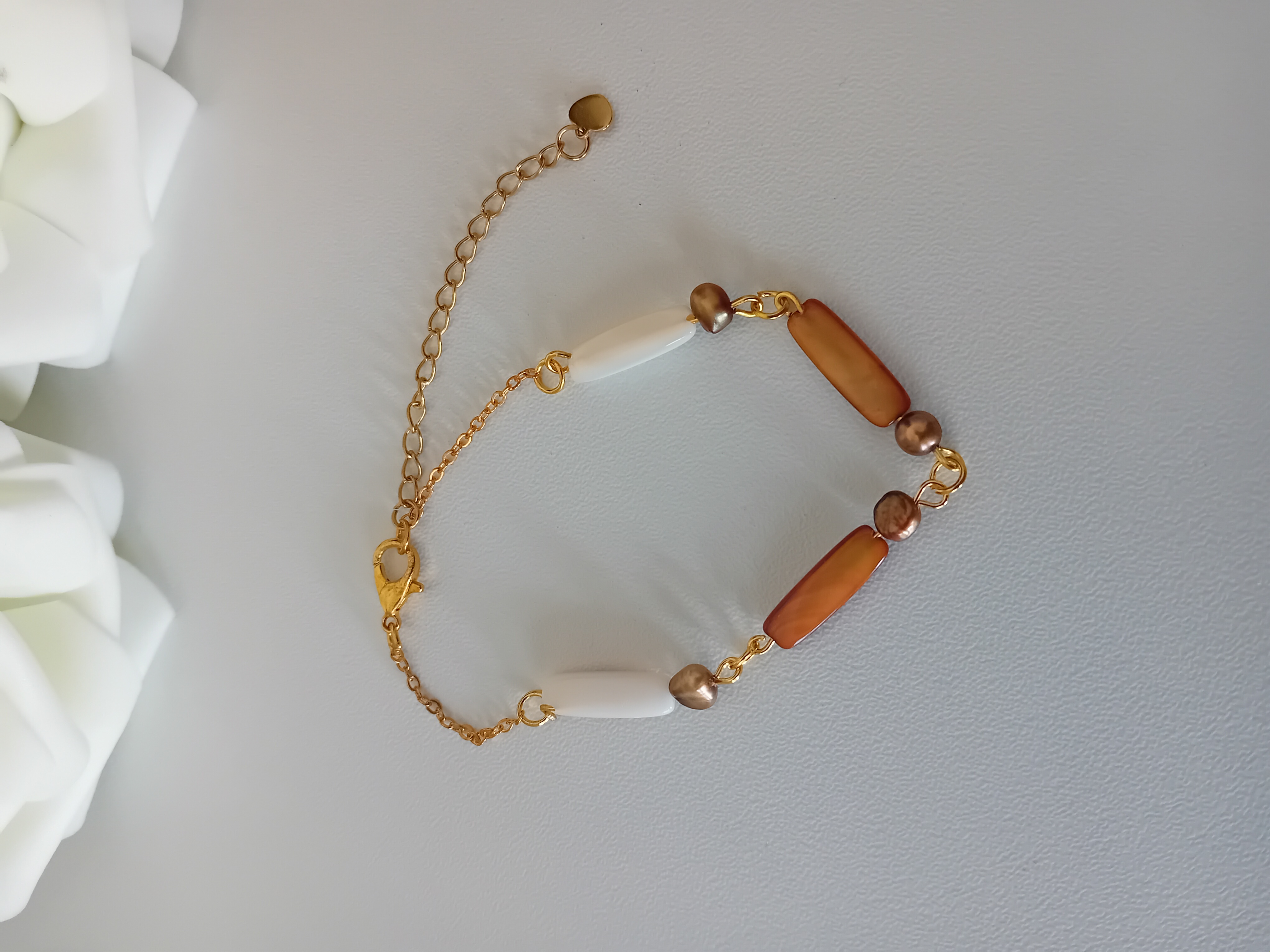 Collier, bracelet et boucle d’oreille artisanaux. Ensemble élégant avec pendentif doré en forme de cœur 