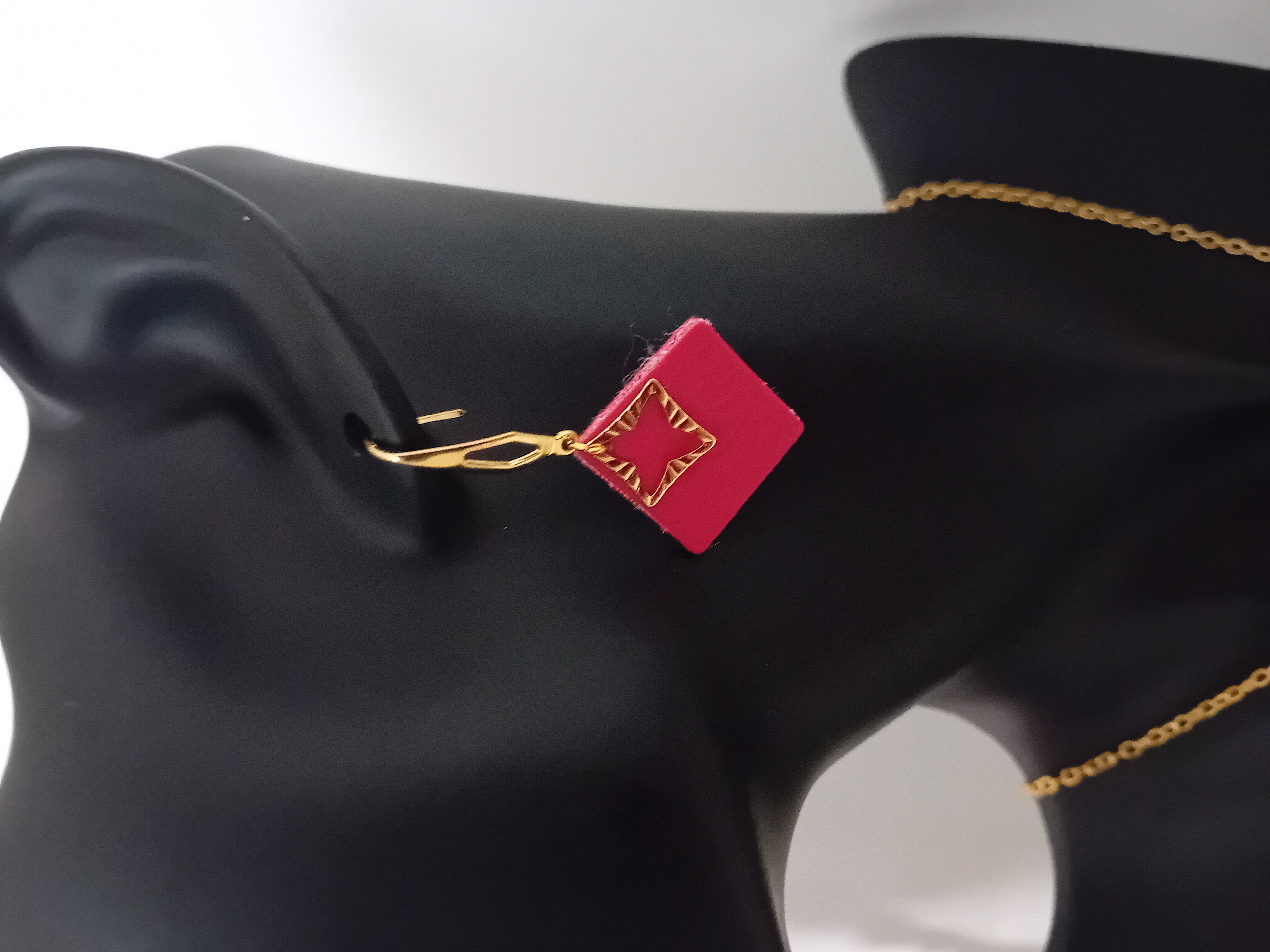 Boucle d'oreille dorée carrée et cuir rouge