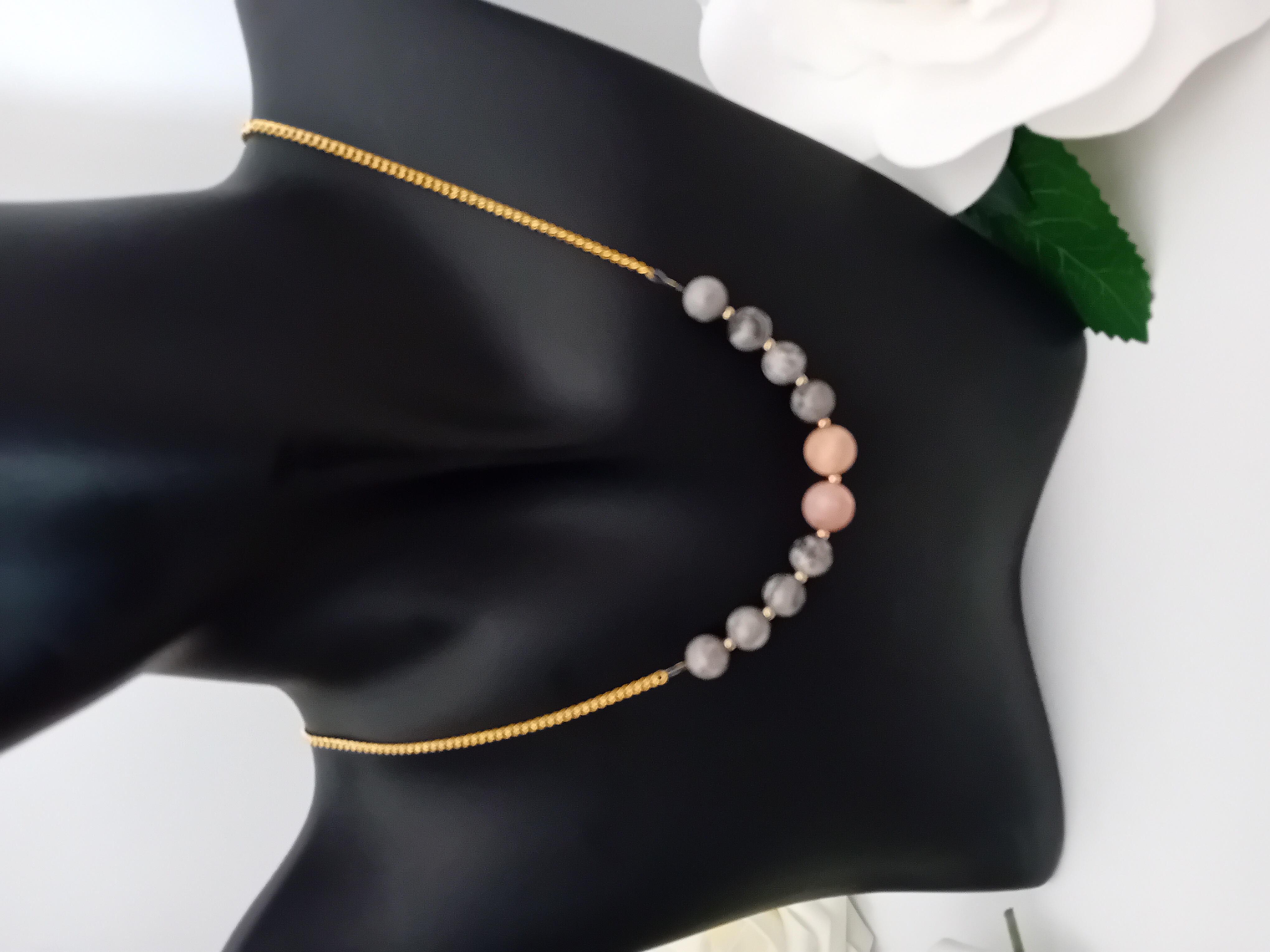 Collier perles élégantes roses soleil et perles grises picasso. Accessoire raffiné