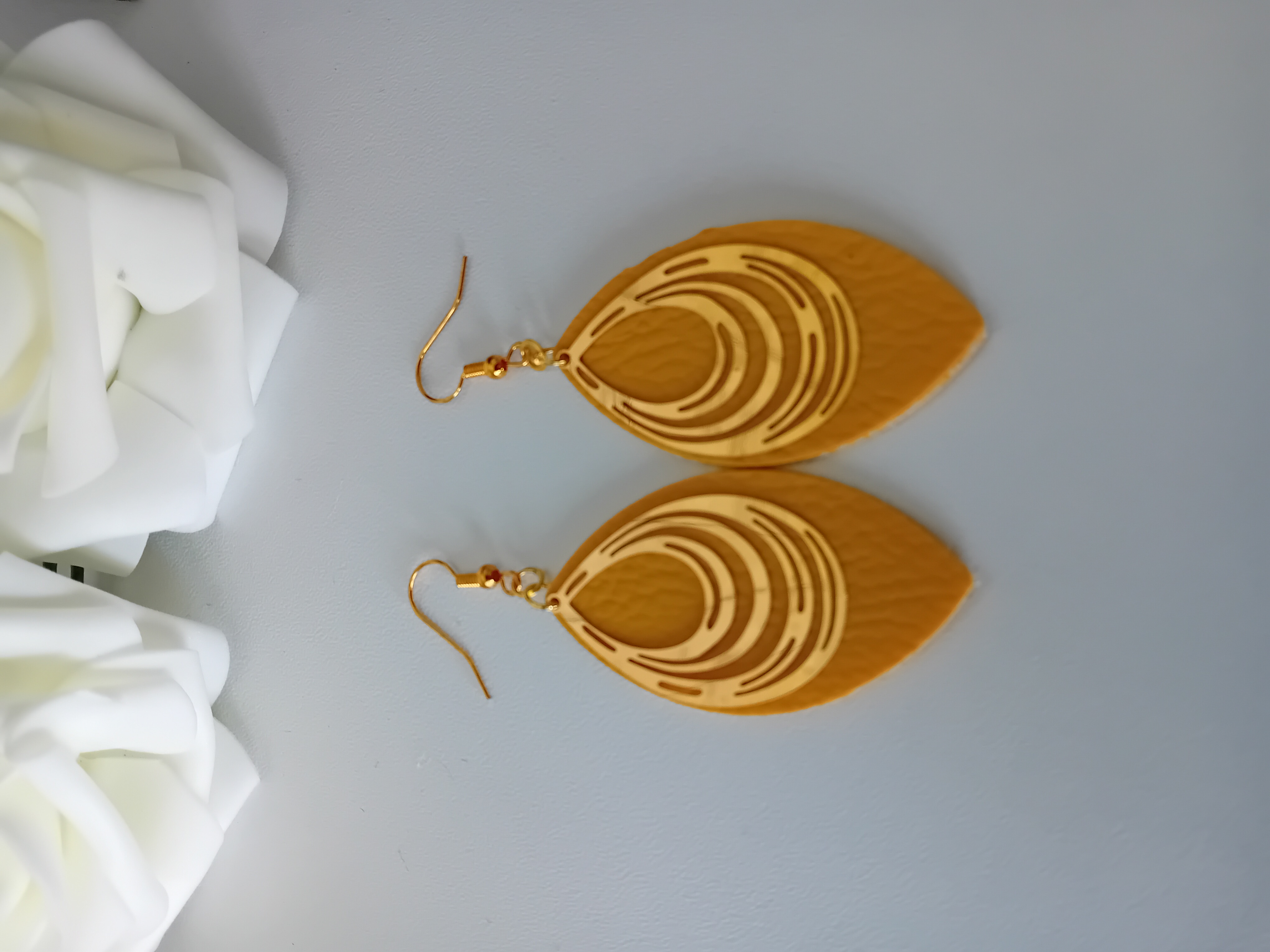 Boucle d'oreille en forme ovale cuir jaune et filigrane dorée