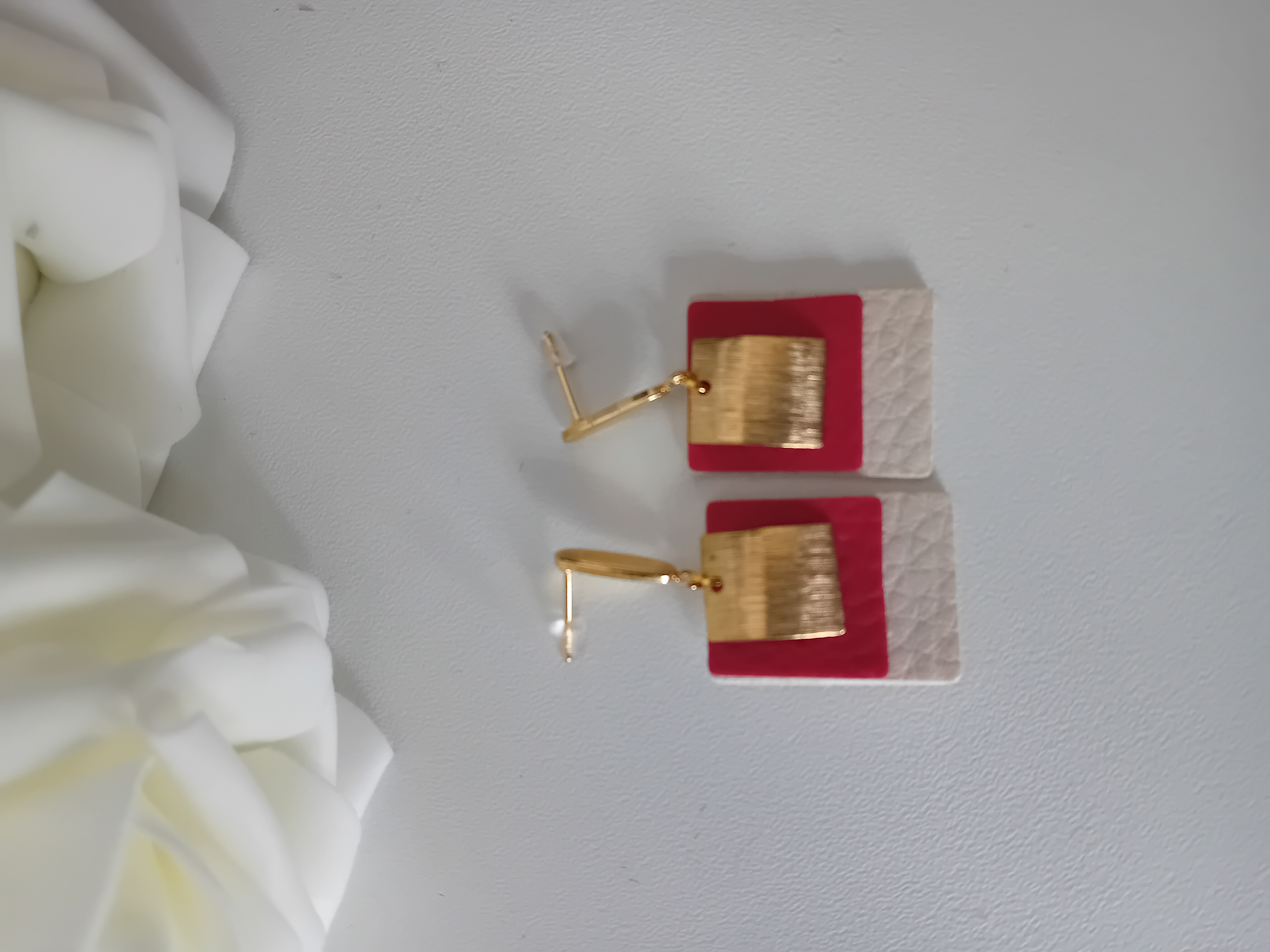 Elégance et raffinement boucles d'oreilles en cuir et doré