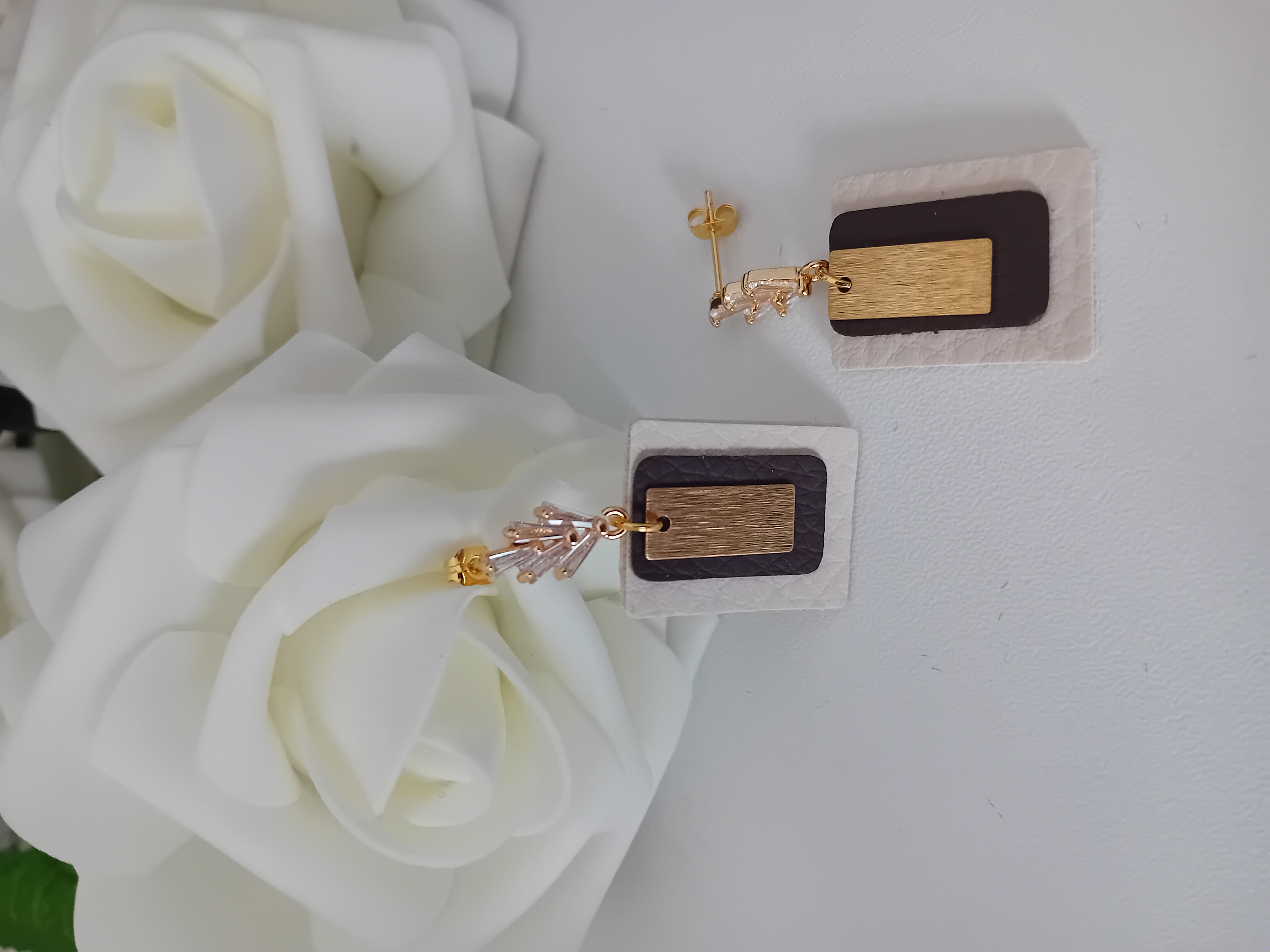 Boucles d'oreilles rectangulaires en cuir blanc et marron et une plaque dorée