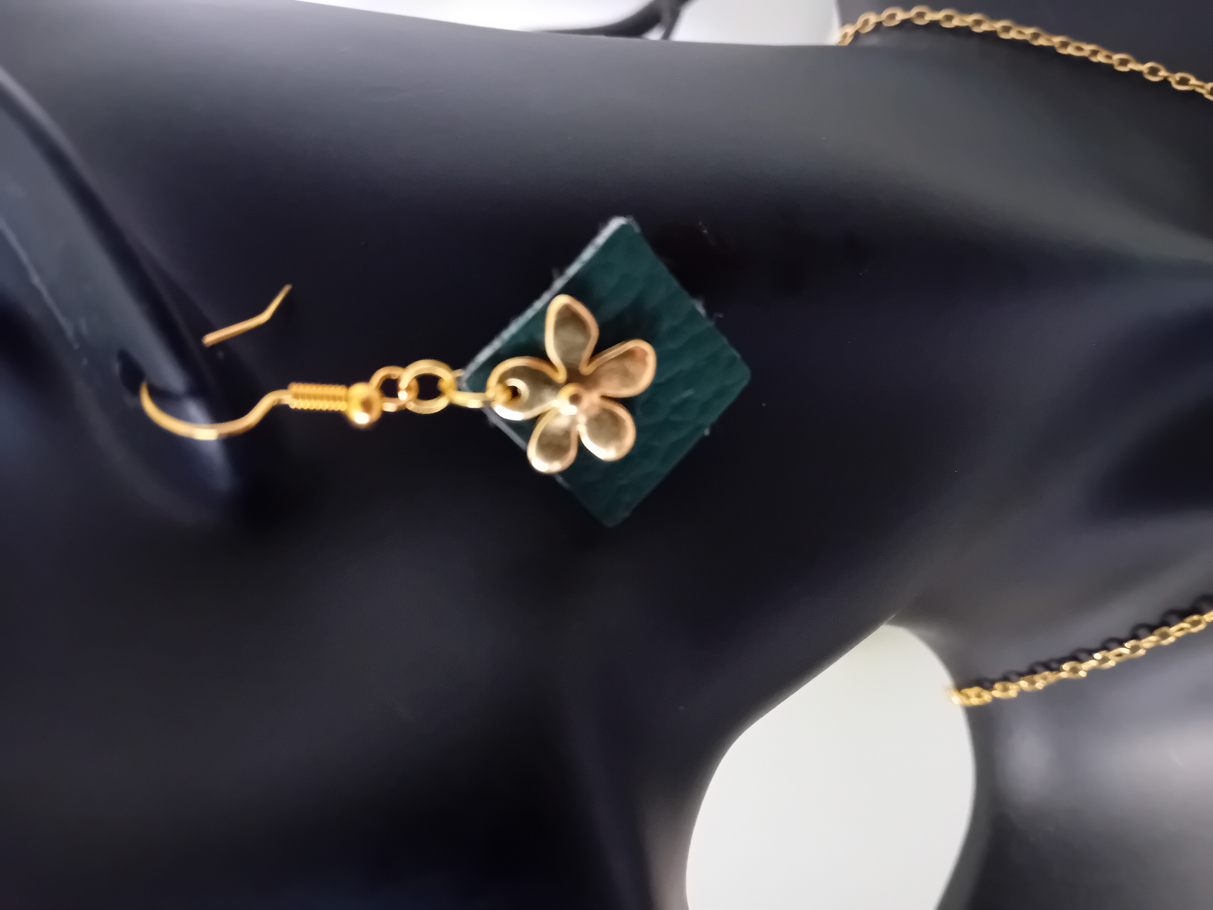 Boucle d'oreille fleur dorée et cuir vert foncé